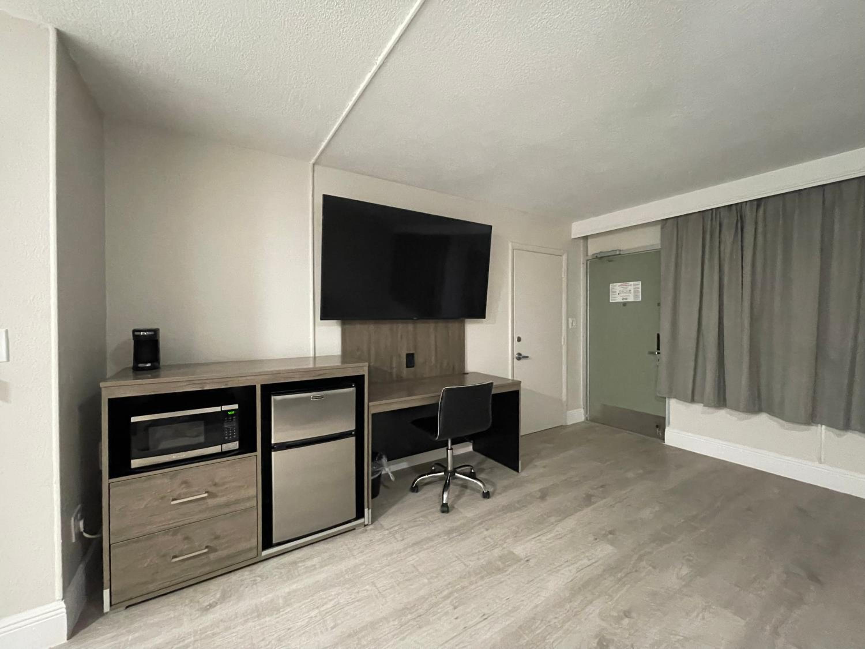 Queen Room - Non-Smoking - Photo 5