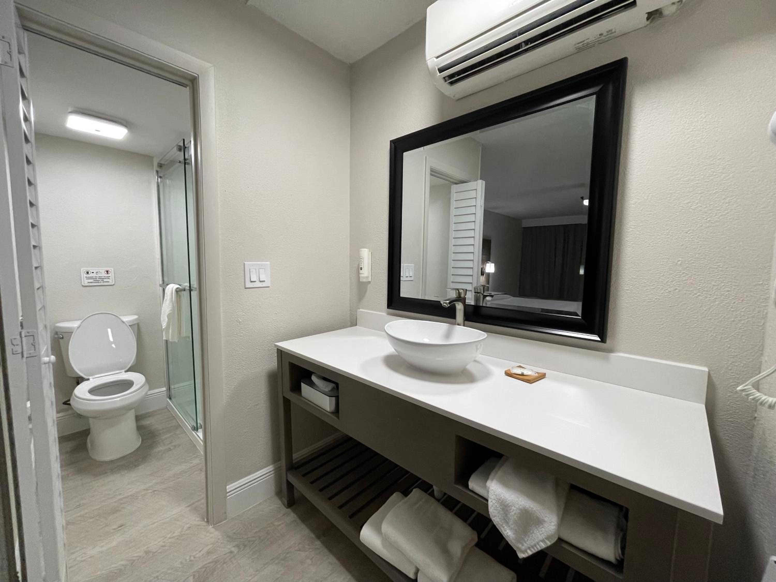 Queen Room - Non-Smoking - Photo 11