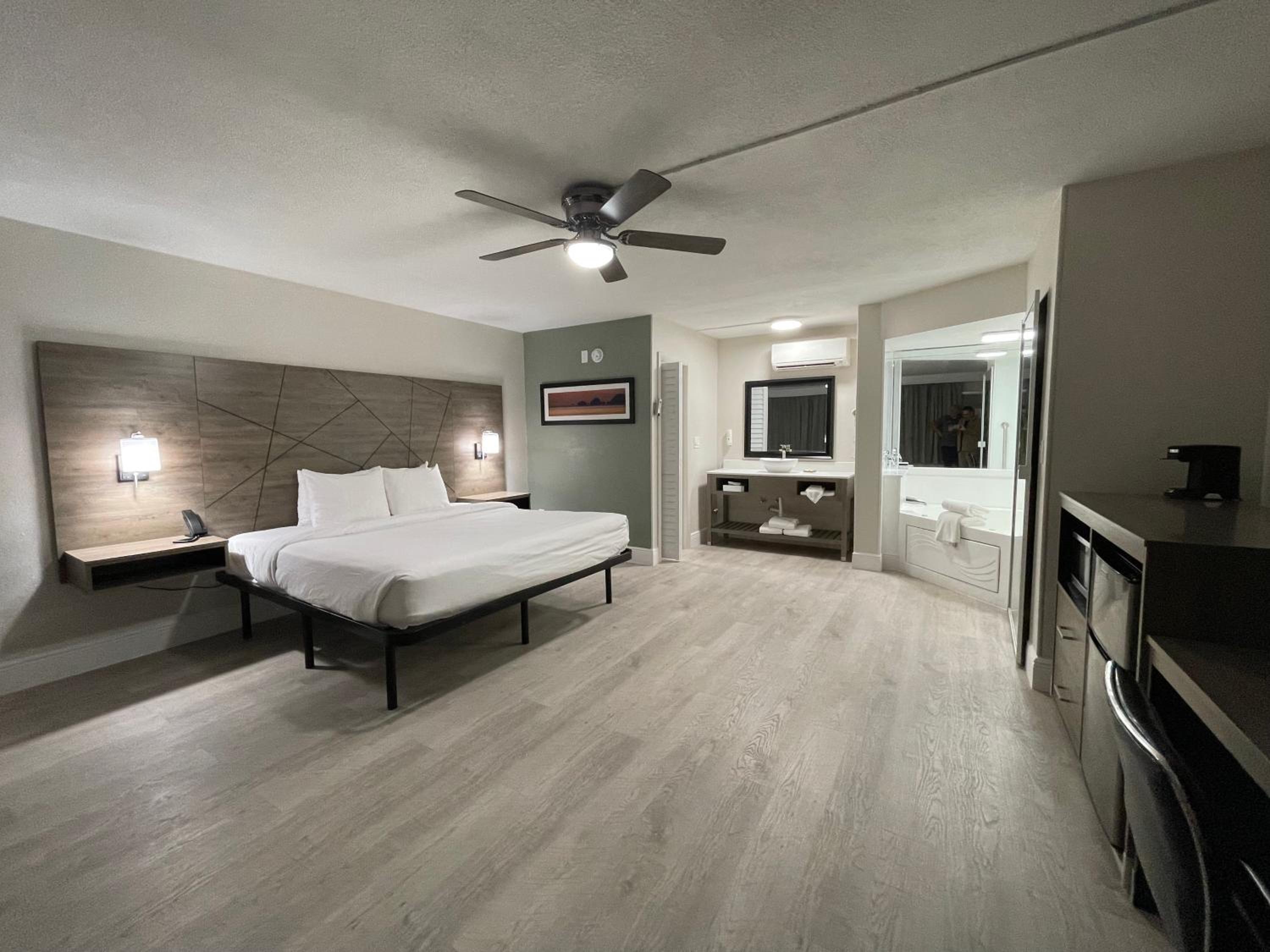 King Room with Jacuzzi - Non-Smoking - Photo 21