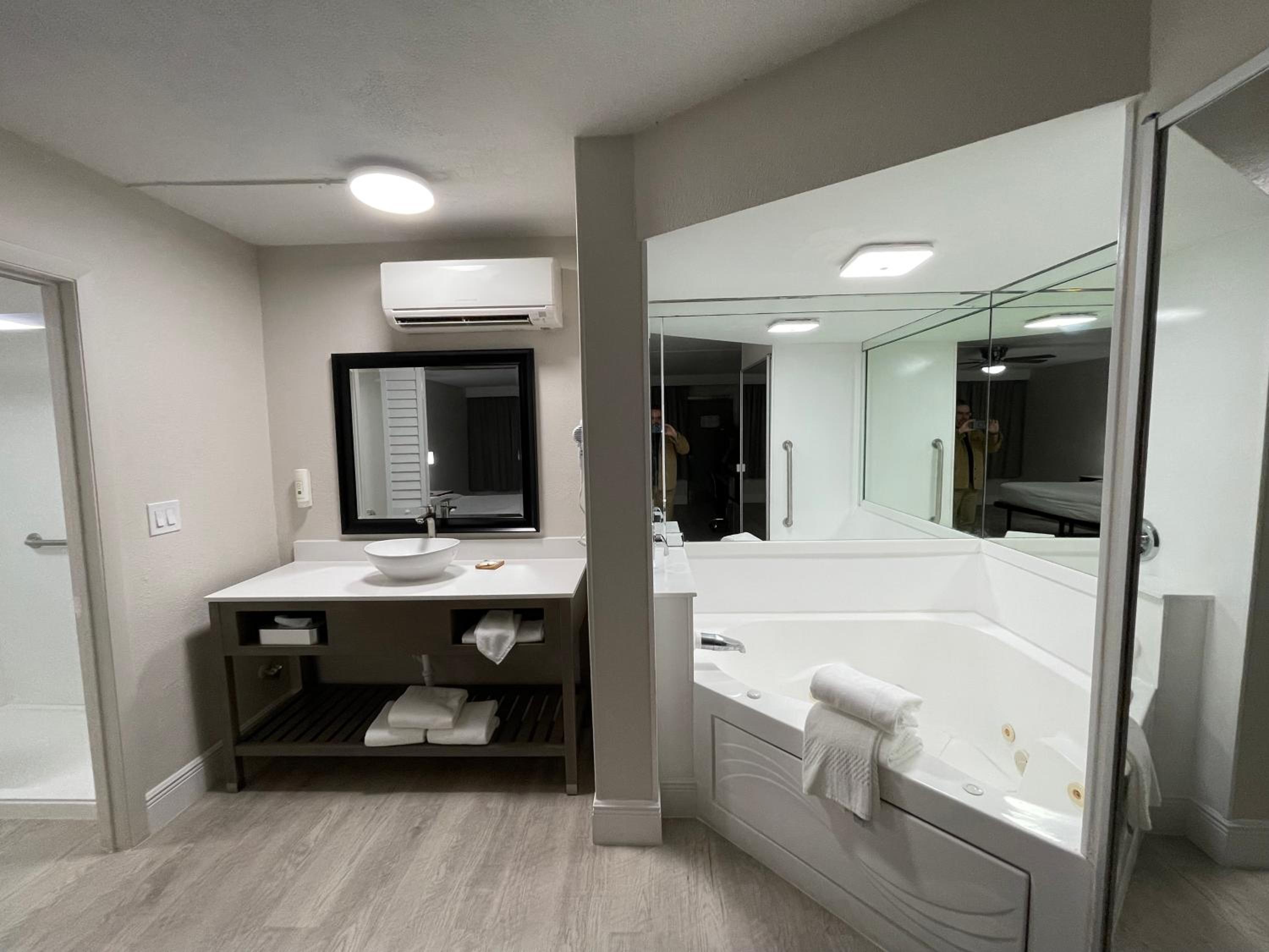 King Room with Jacuzzi - Non-Smoking - Photo 10