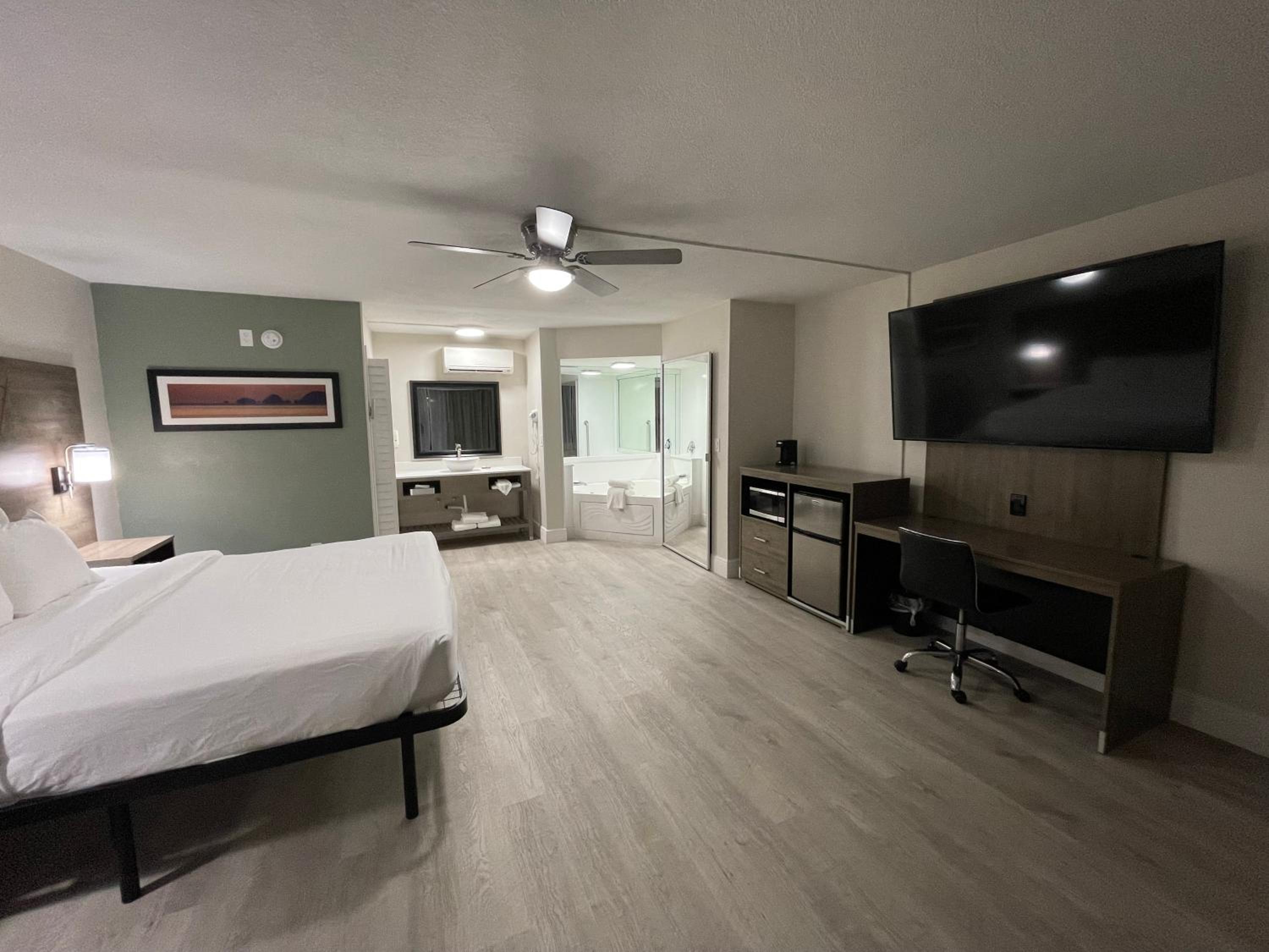 King Room with Jacuzzi - Non-Smoking - Photo 14
