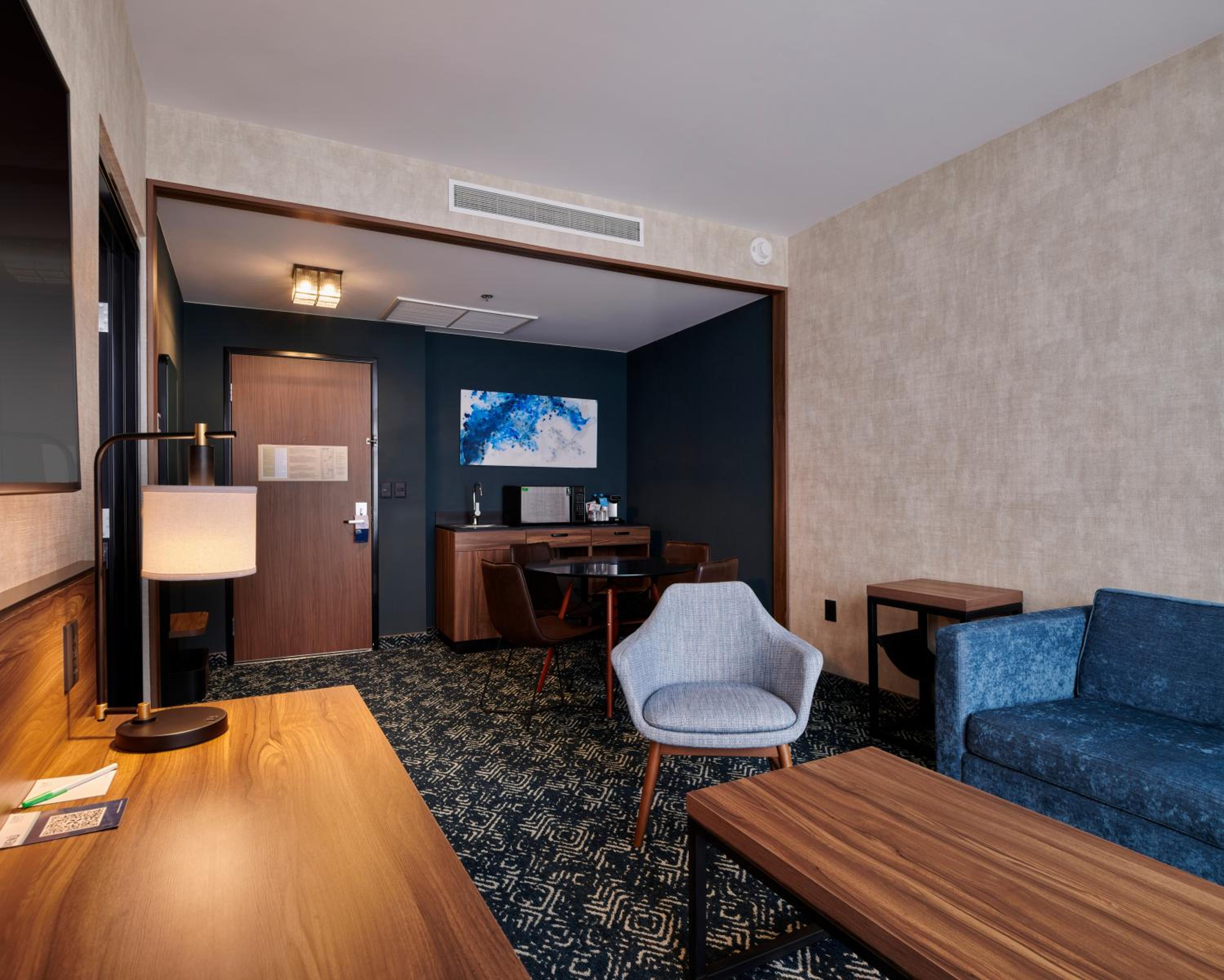 One-Bedroom King Suite with Sofa Bed - Photo 4