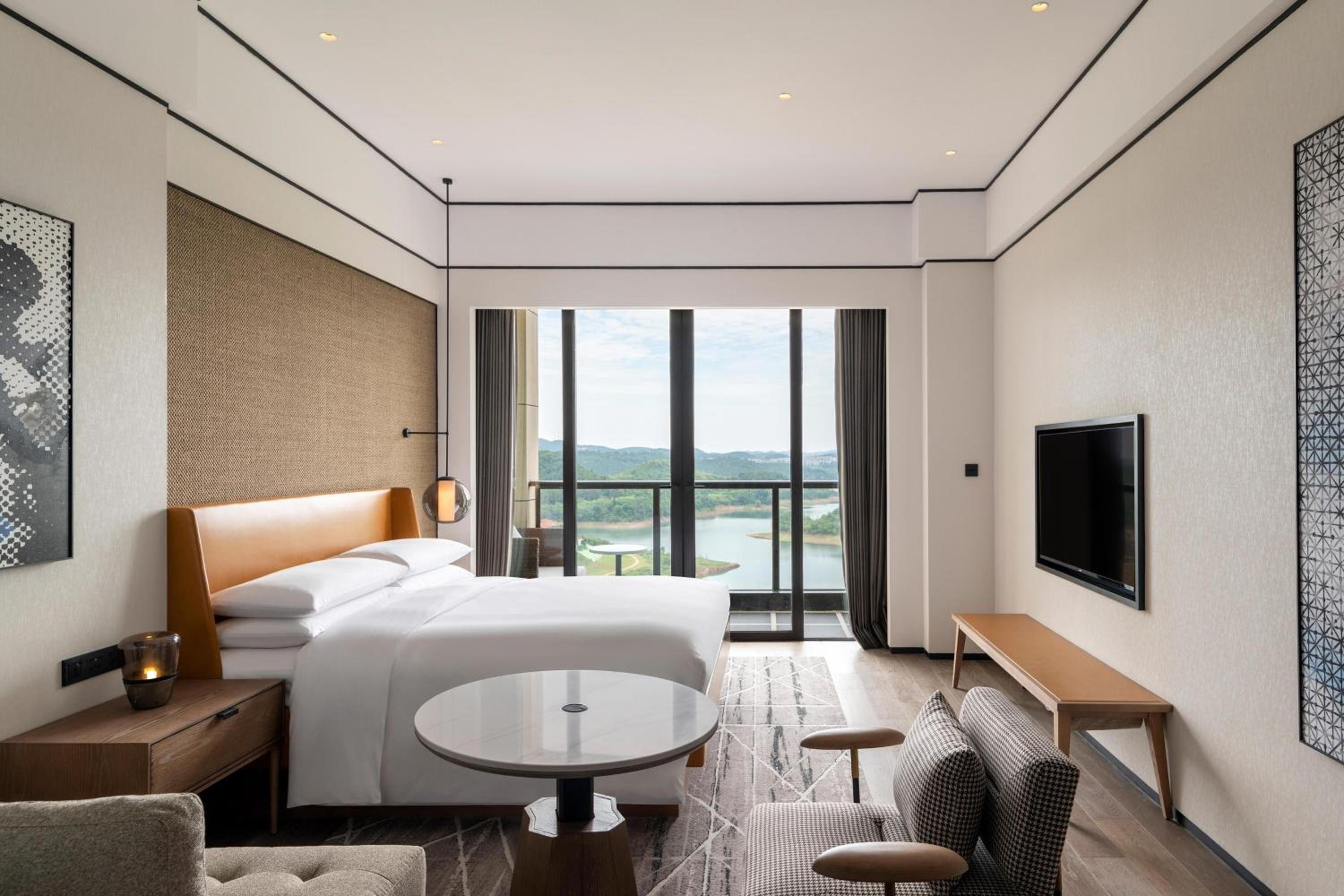 Premier Lakeview King - Photo 1
