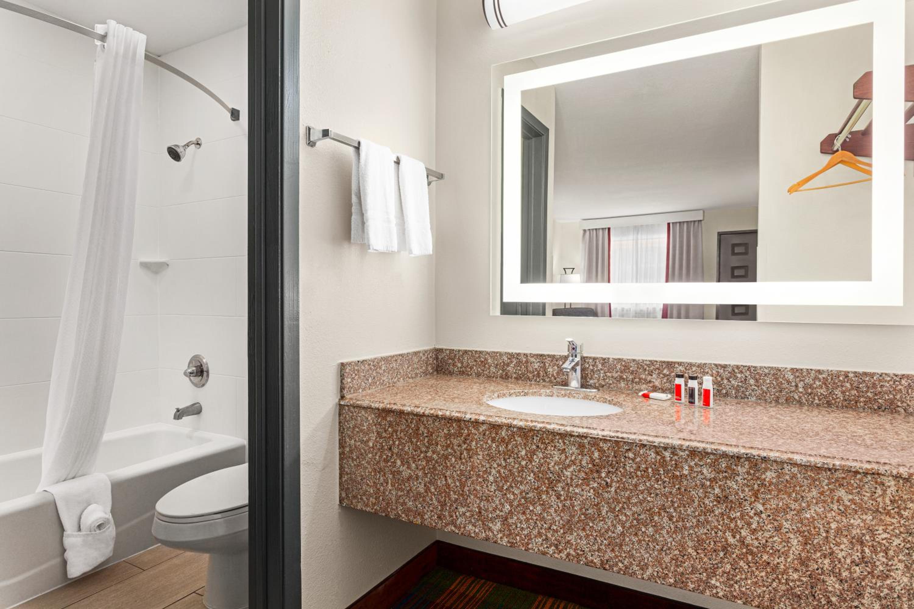 King Room - Non-Smoking - Photo 3