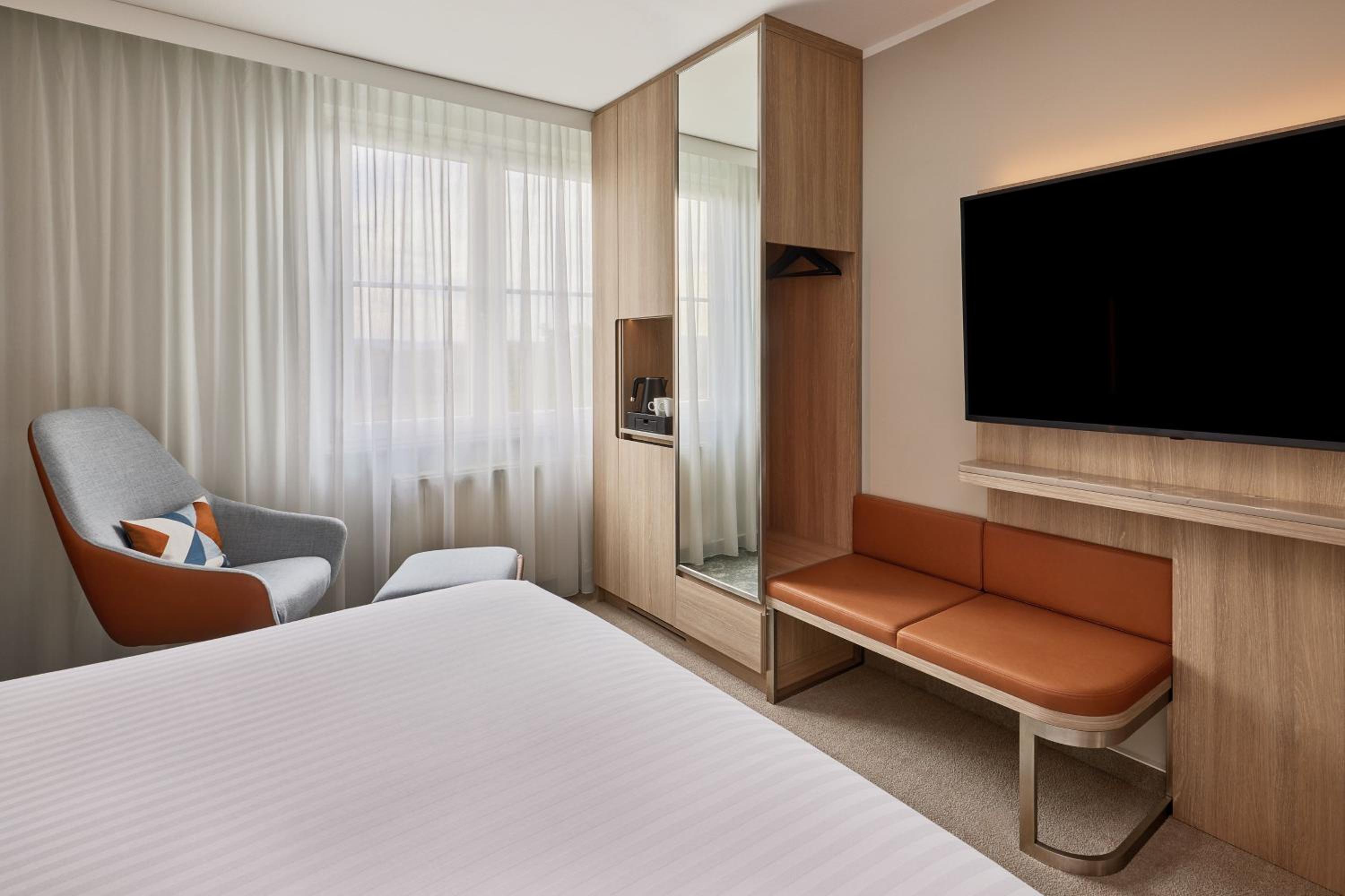 Standard King Room with Inland View - Photo 2