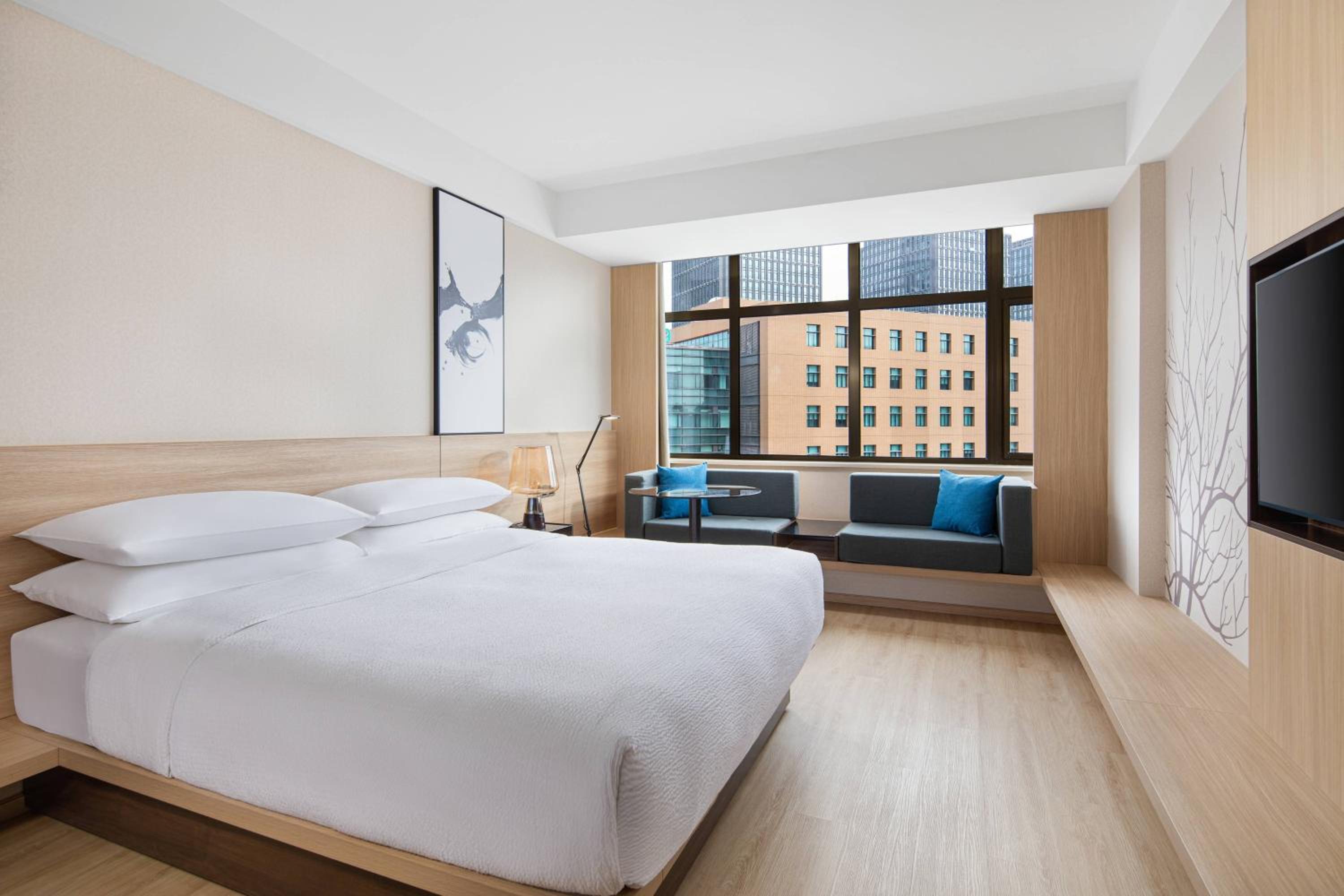 Premier Guest room with 1 King bed, City view photo 1
