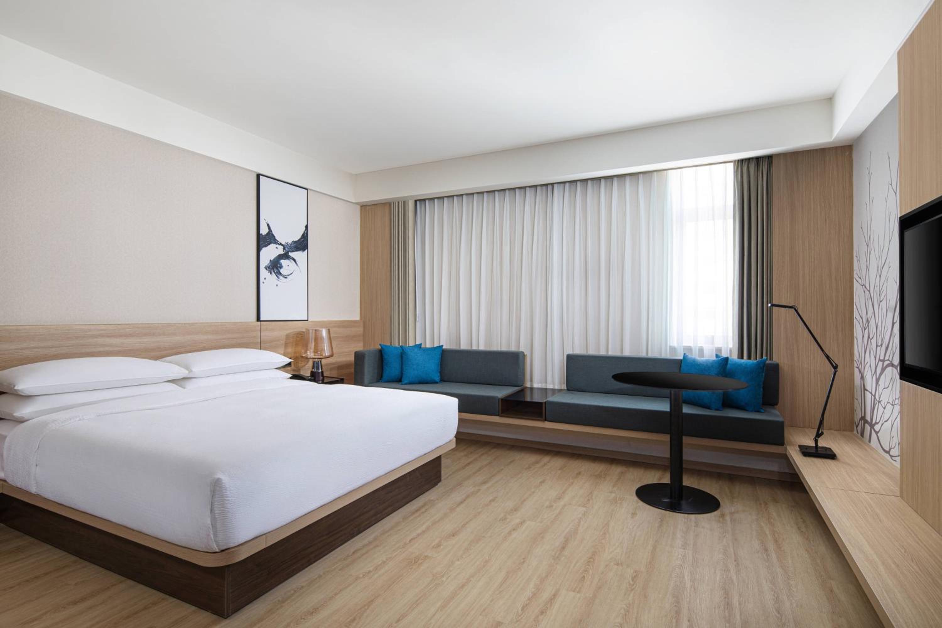 Business Guest room with 1 King bed, City view photo 1