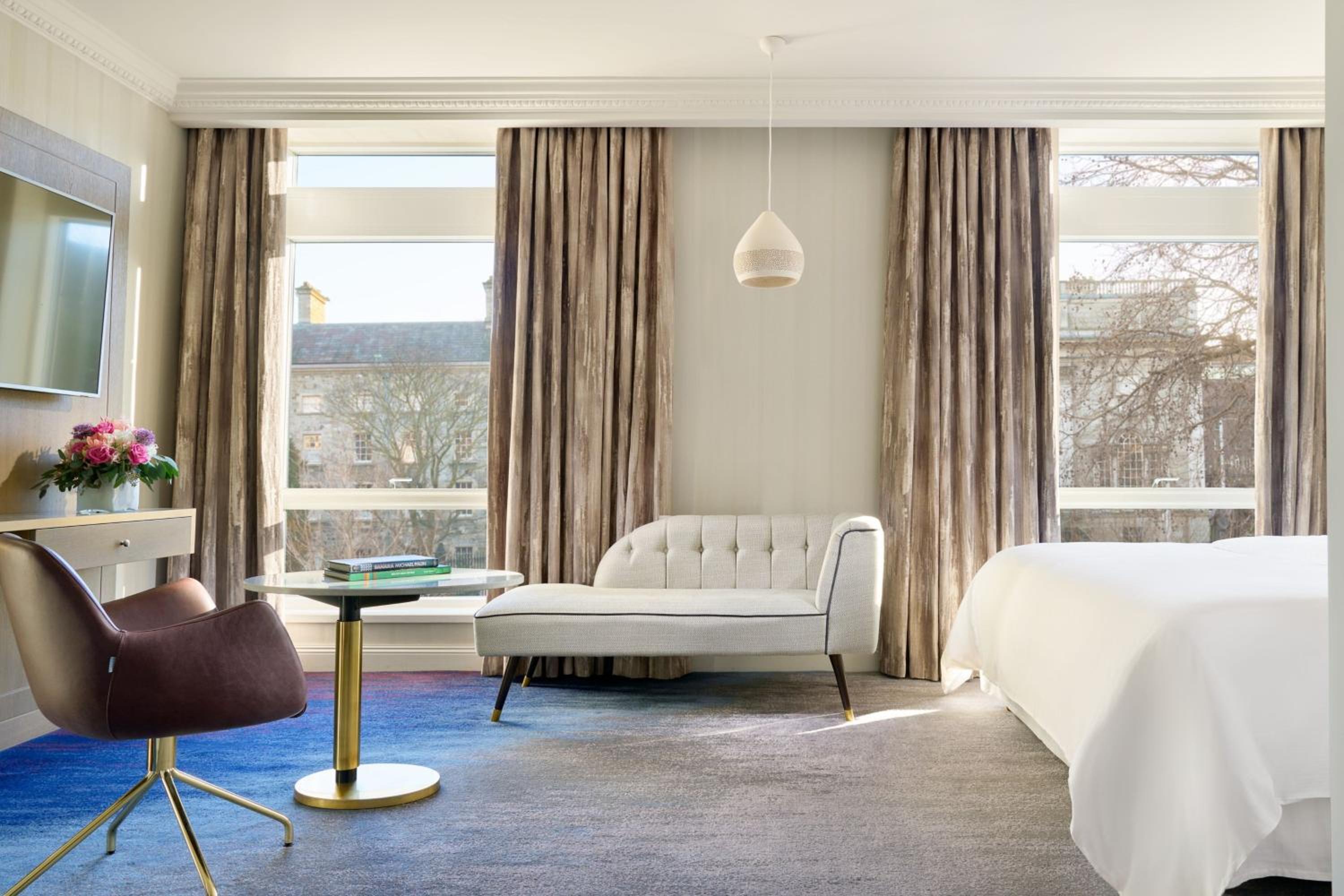 Heritage Deluxe King Room with City View thumbnail 6