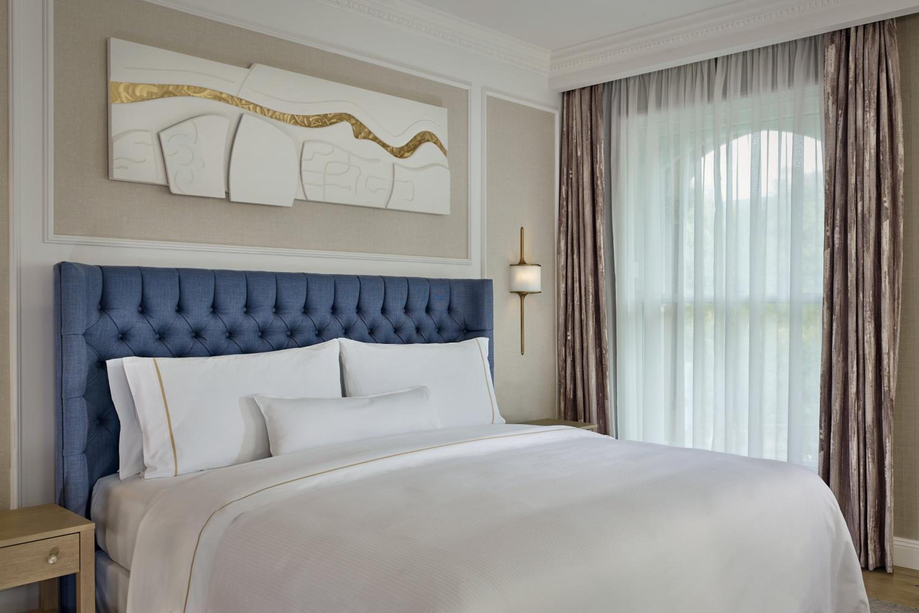Superior Heritage Deluxe King Room with City View