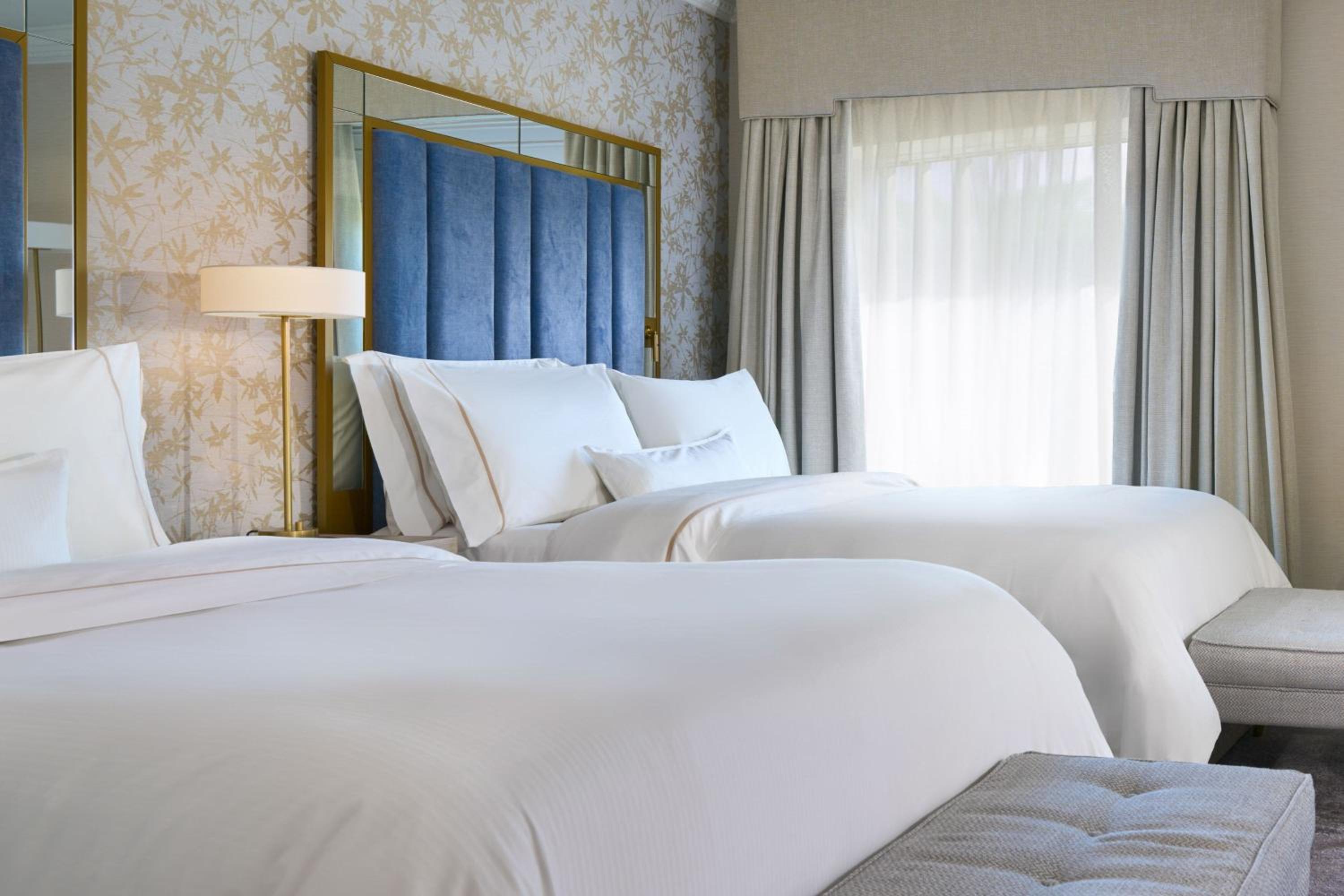 Deluxe Double Room with Two Double Beds and Atrium View thumbnail 6