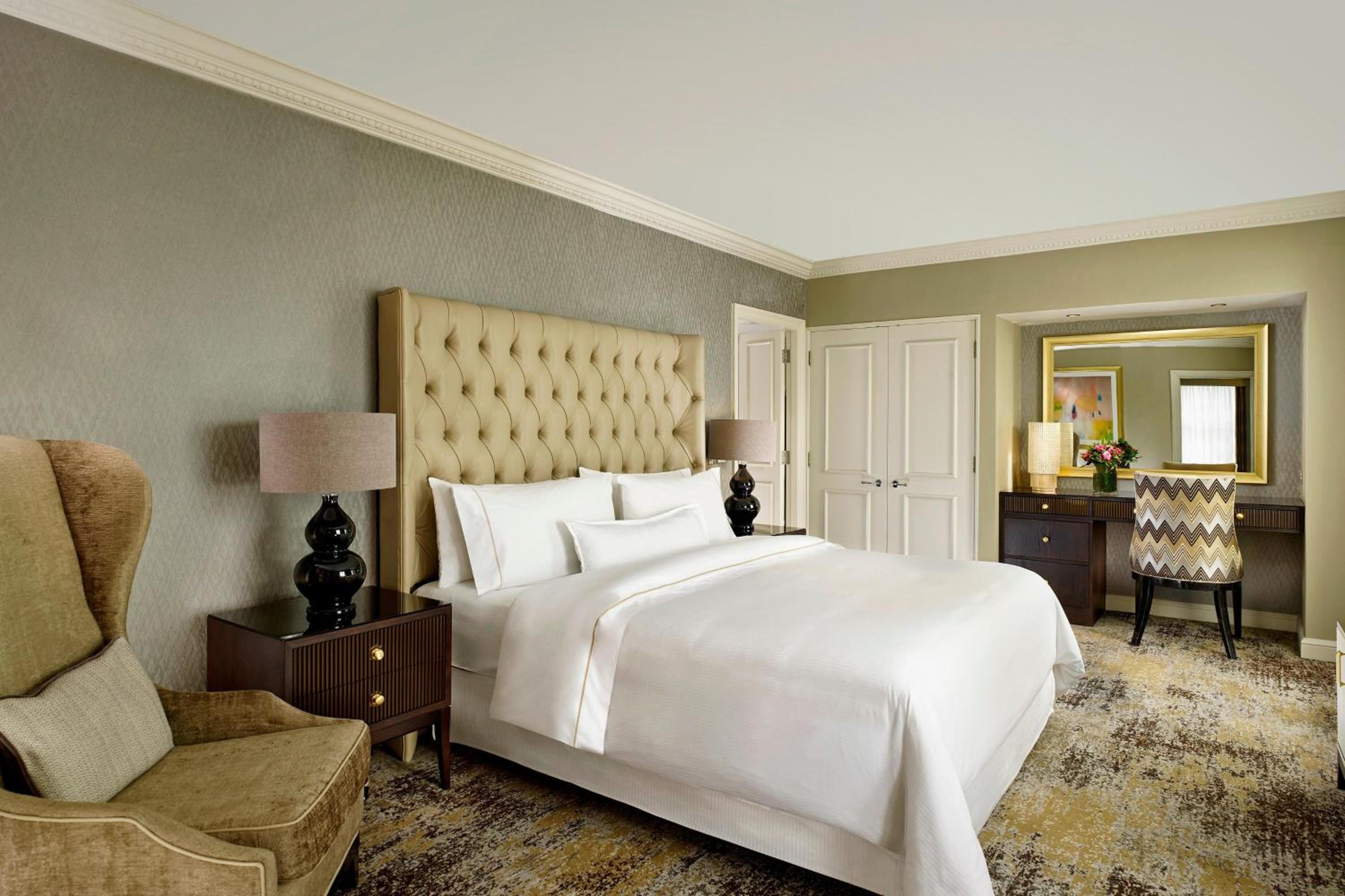 Deluxe King Suite with City View