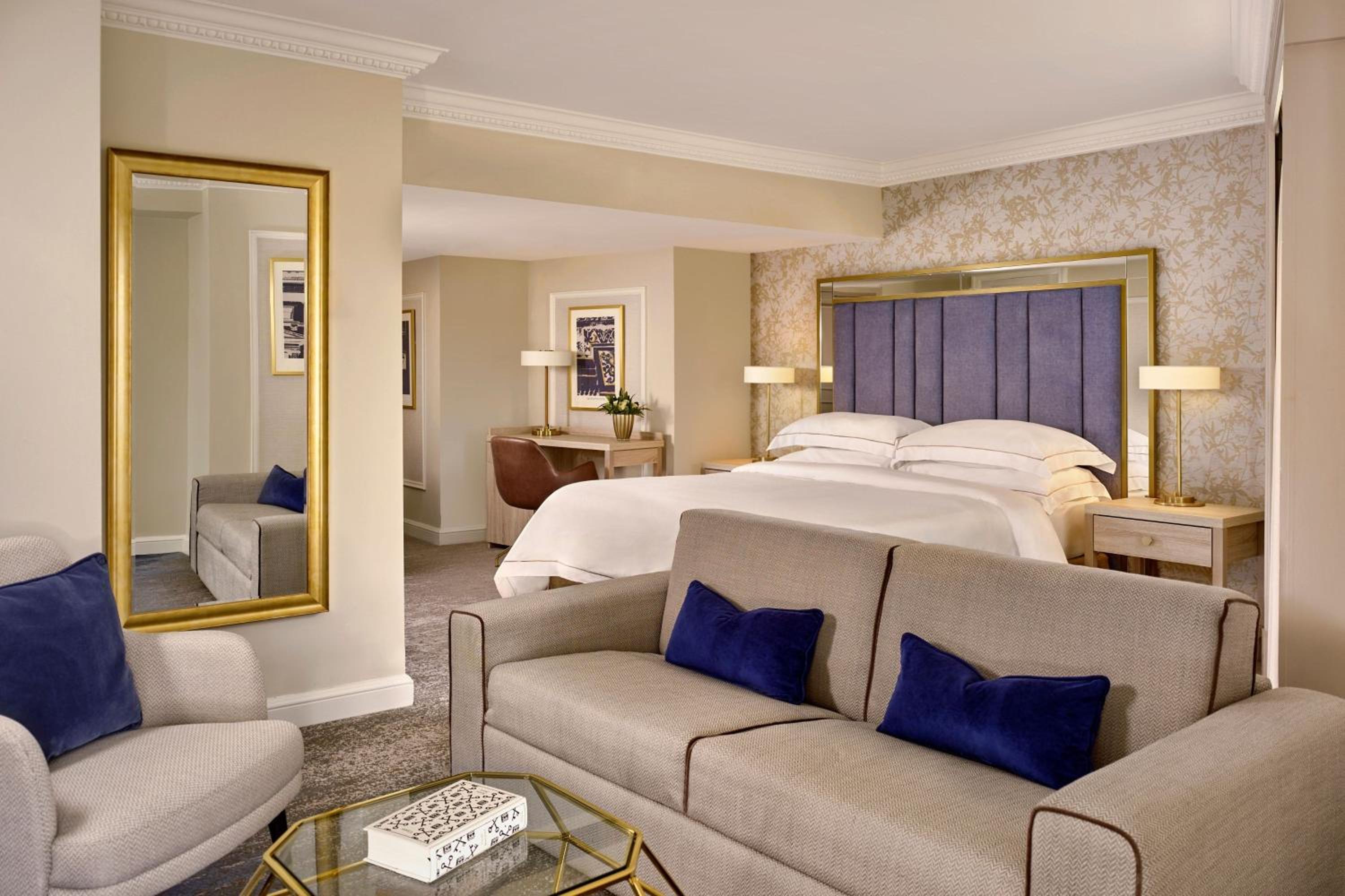 Junior King Suite with City View thumbnail 6