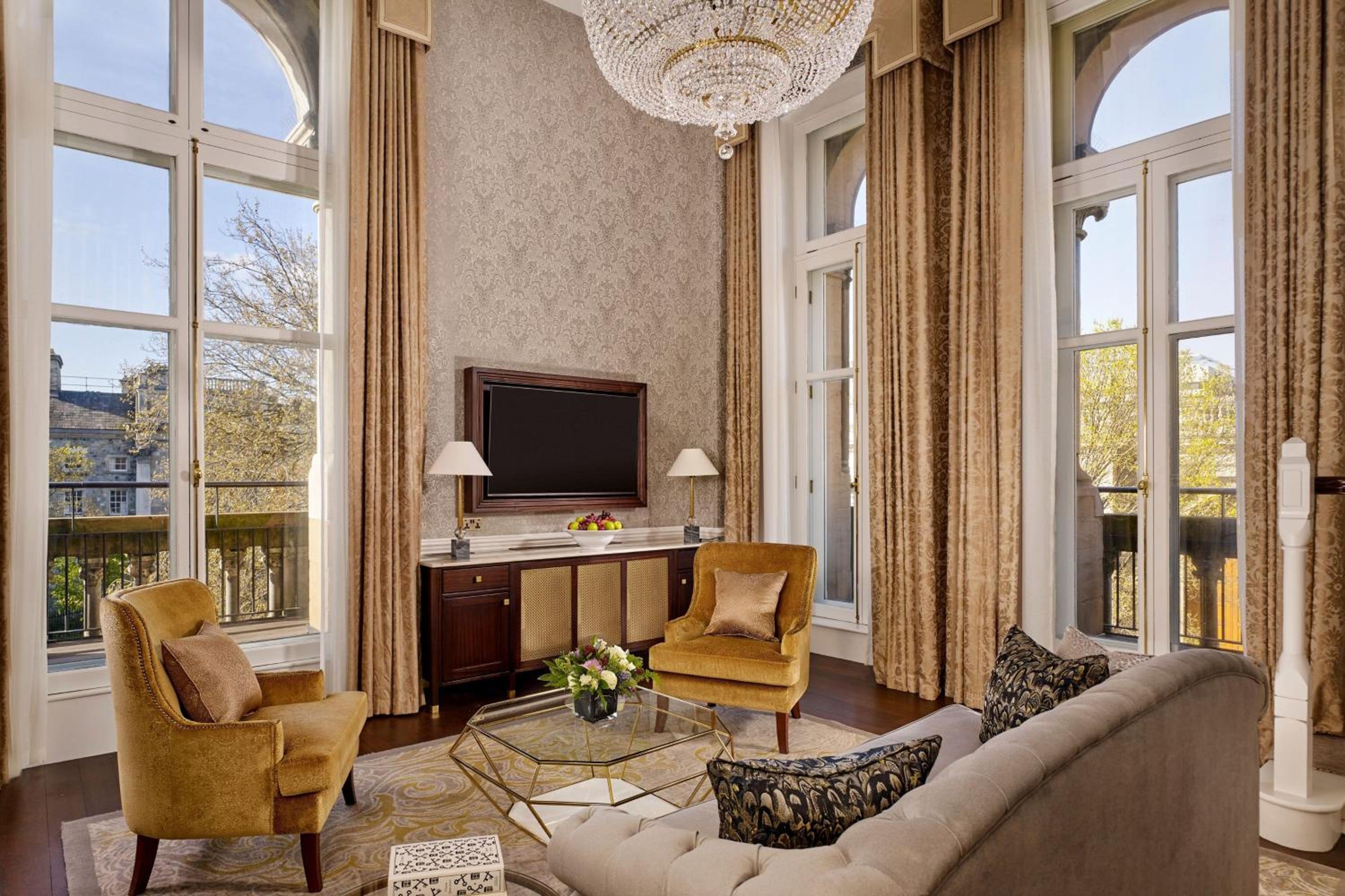 Presidential King Suite with City View thumbnail 6
