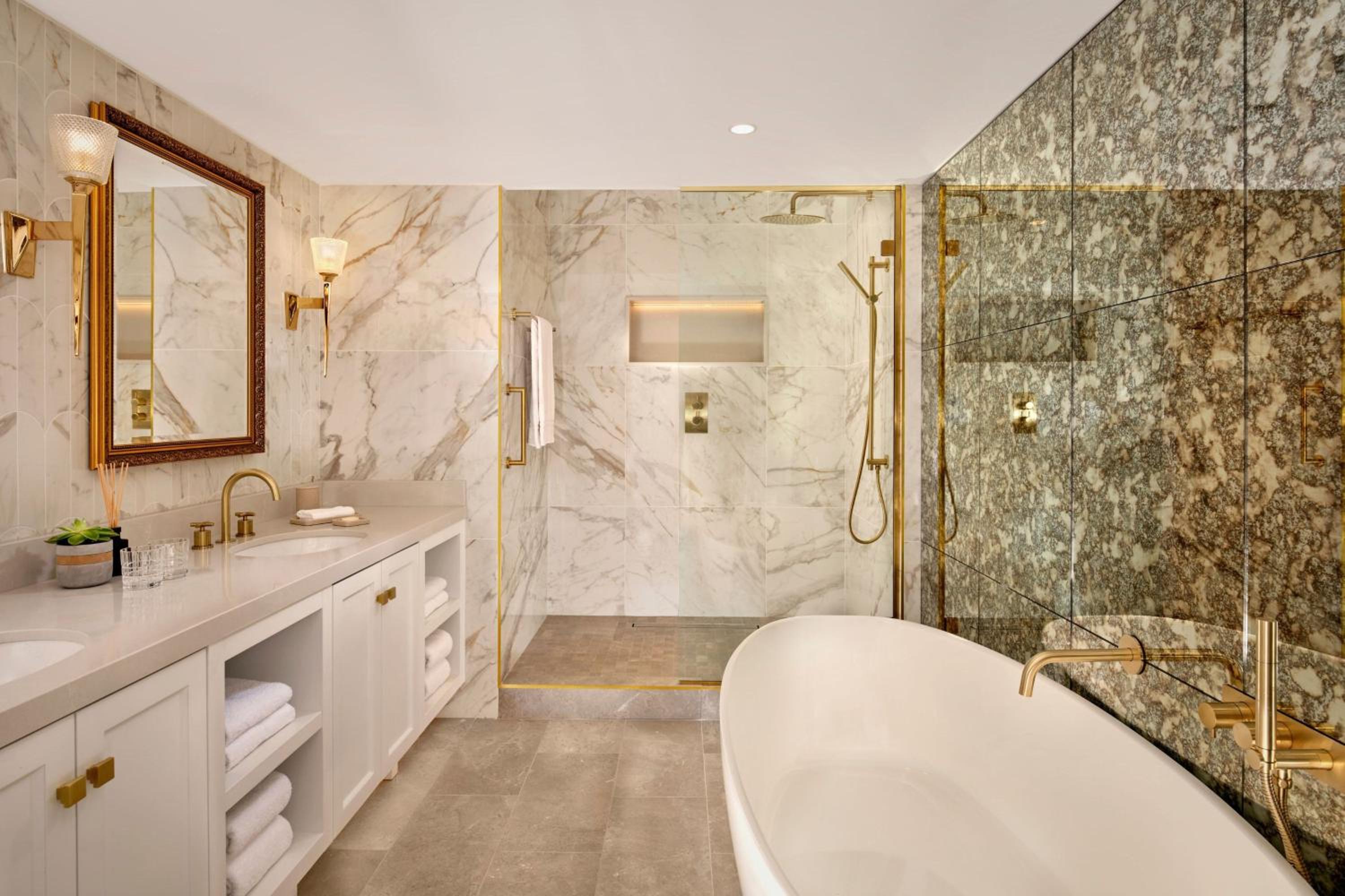 Presidential King Suite with City View thumbnail 5