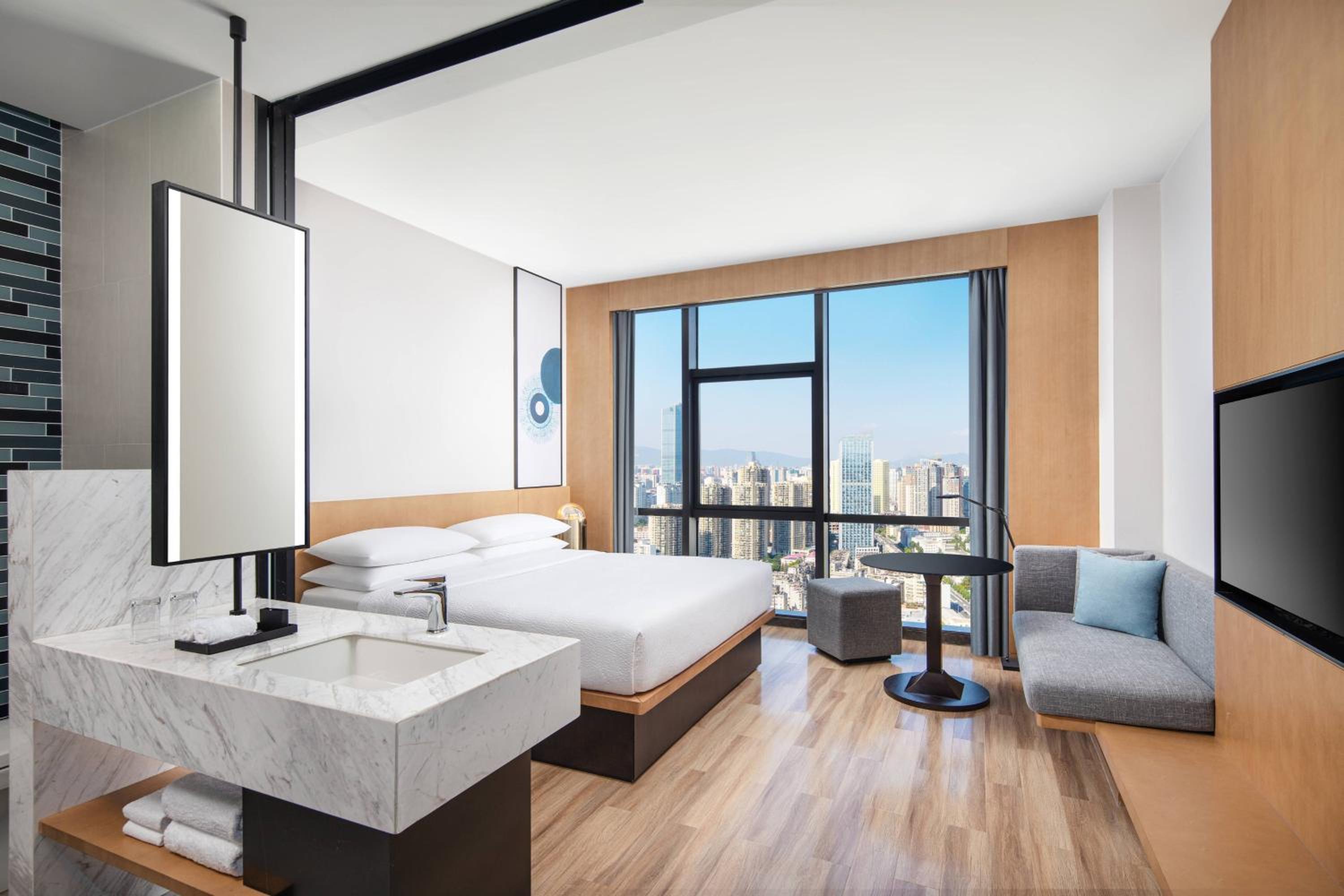 Superior King Room with City View