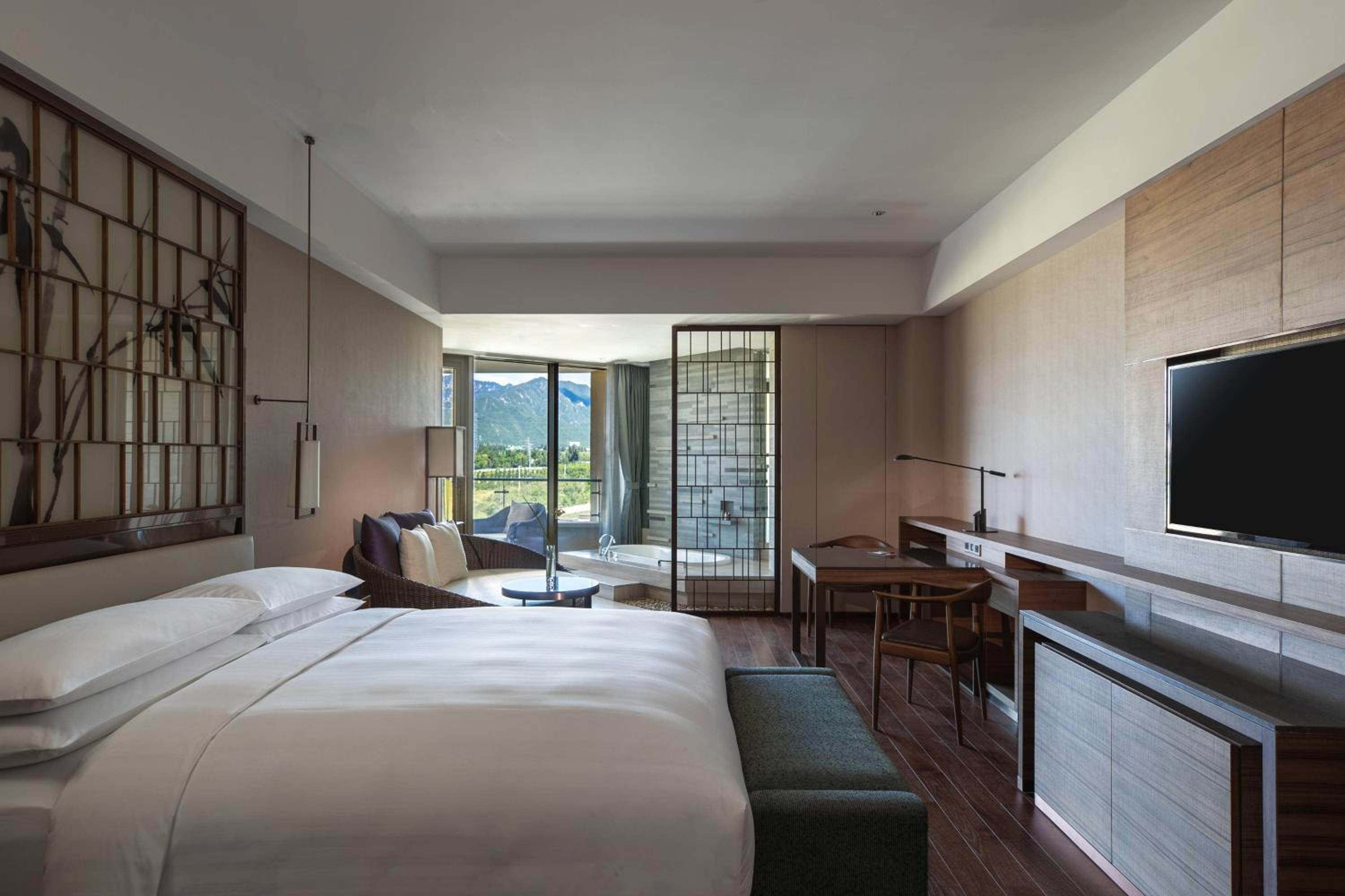 Balcony Deluxe King Room photo 3