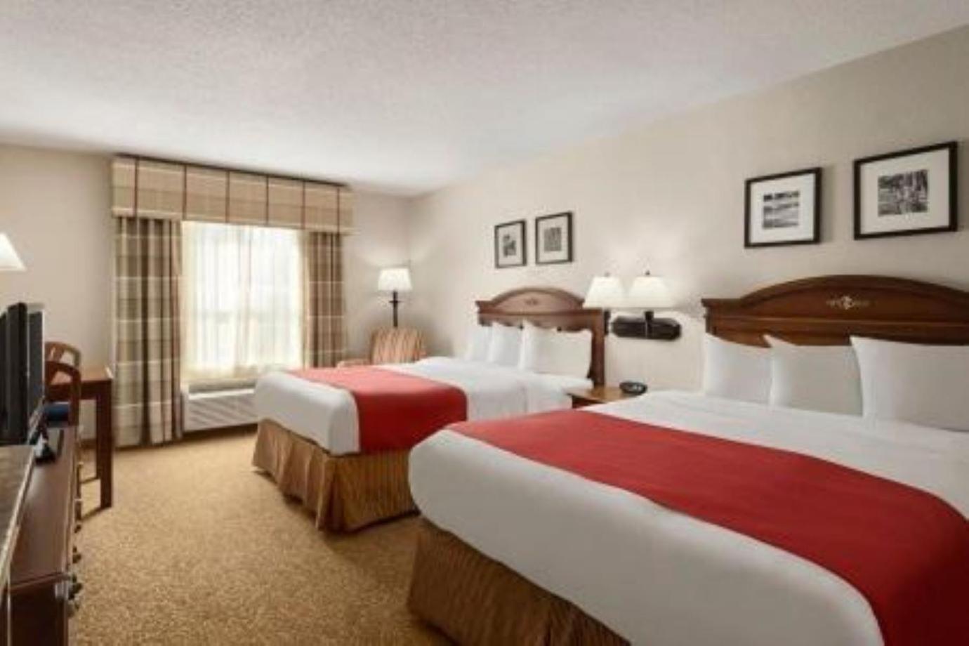 Queen Room with Two Queen Beds - Photo 2