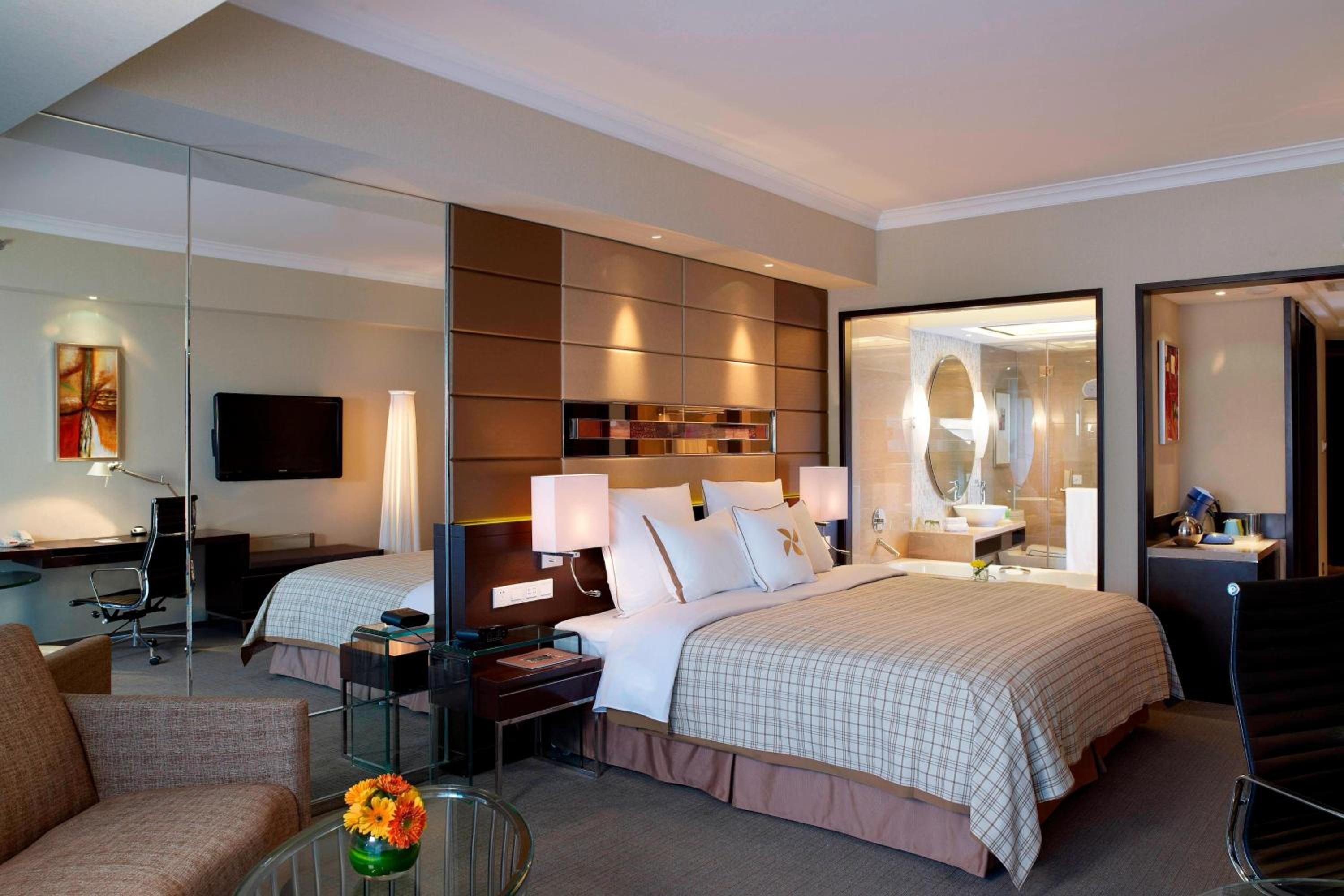 Superior Room, Guest room, 1 King, City view, Pool access - Photo 2