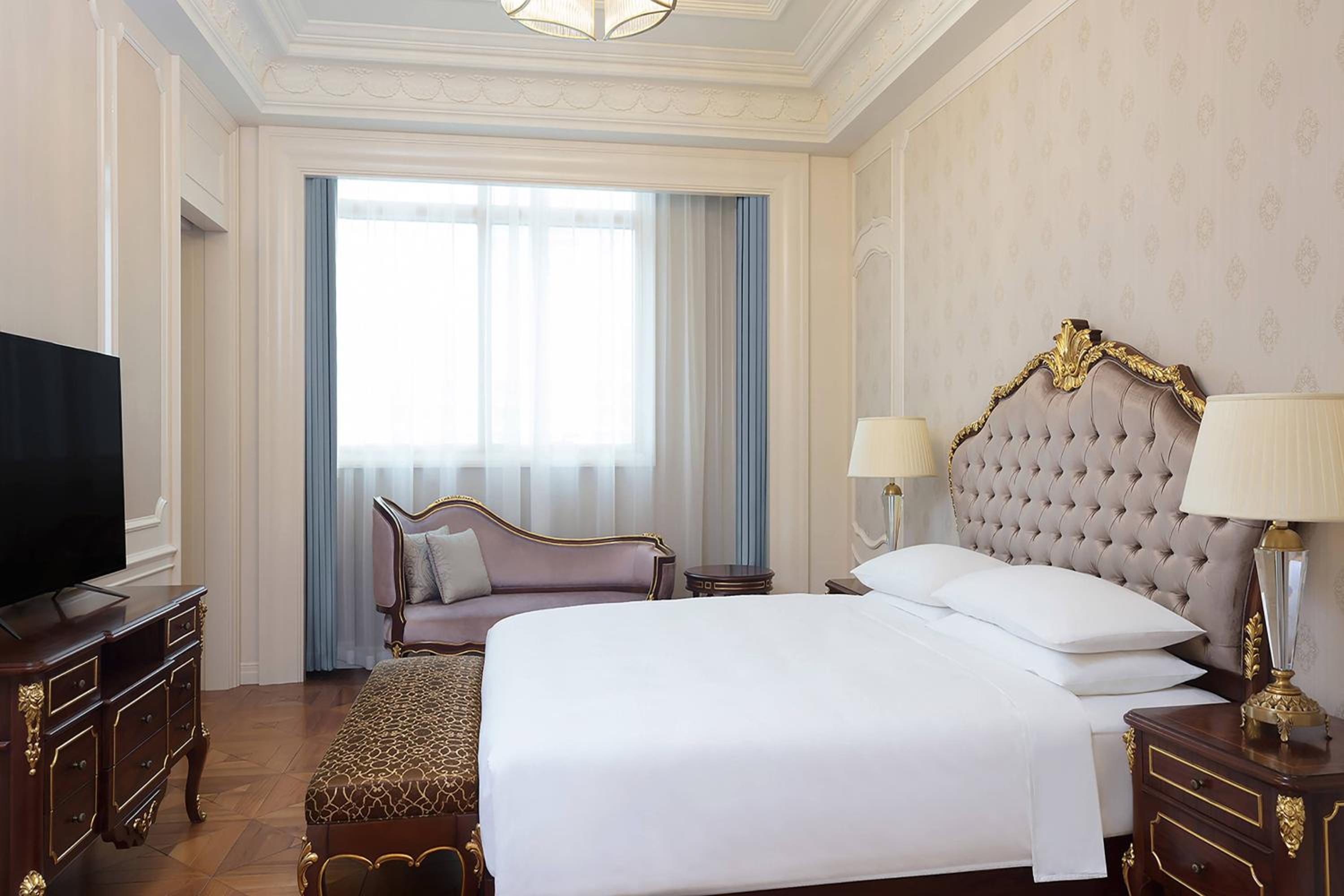 Deluxe One-Bedroom King Suite with Lounge Access