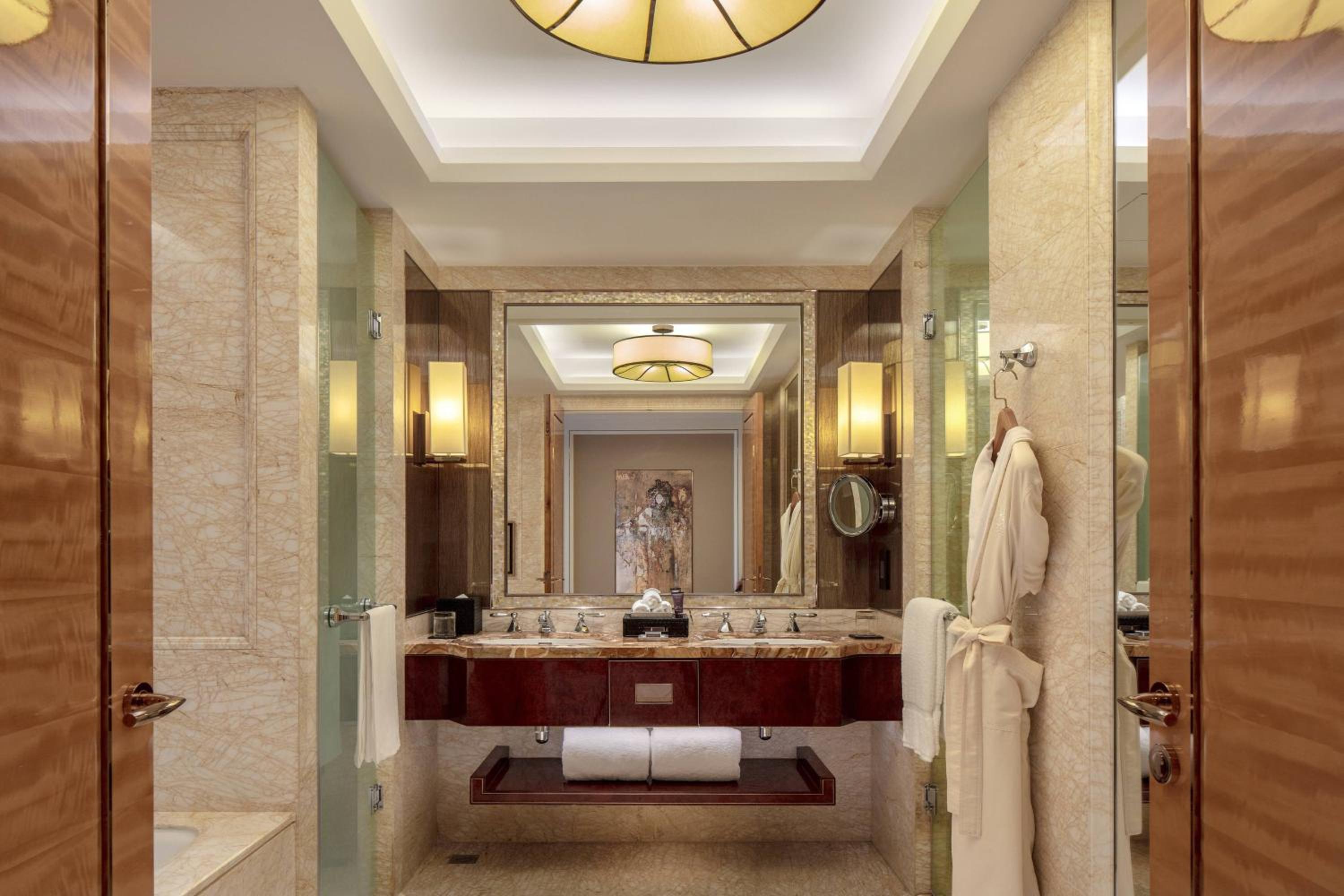 Club King Room