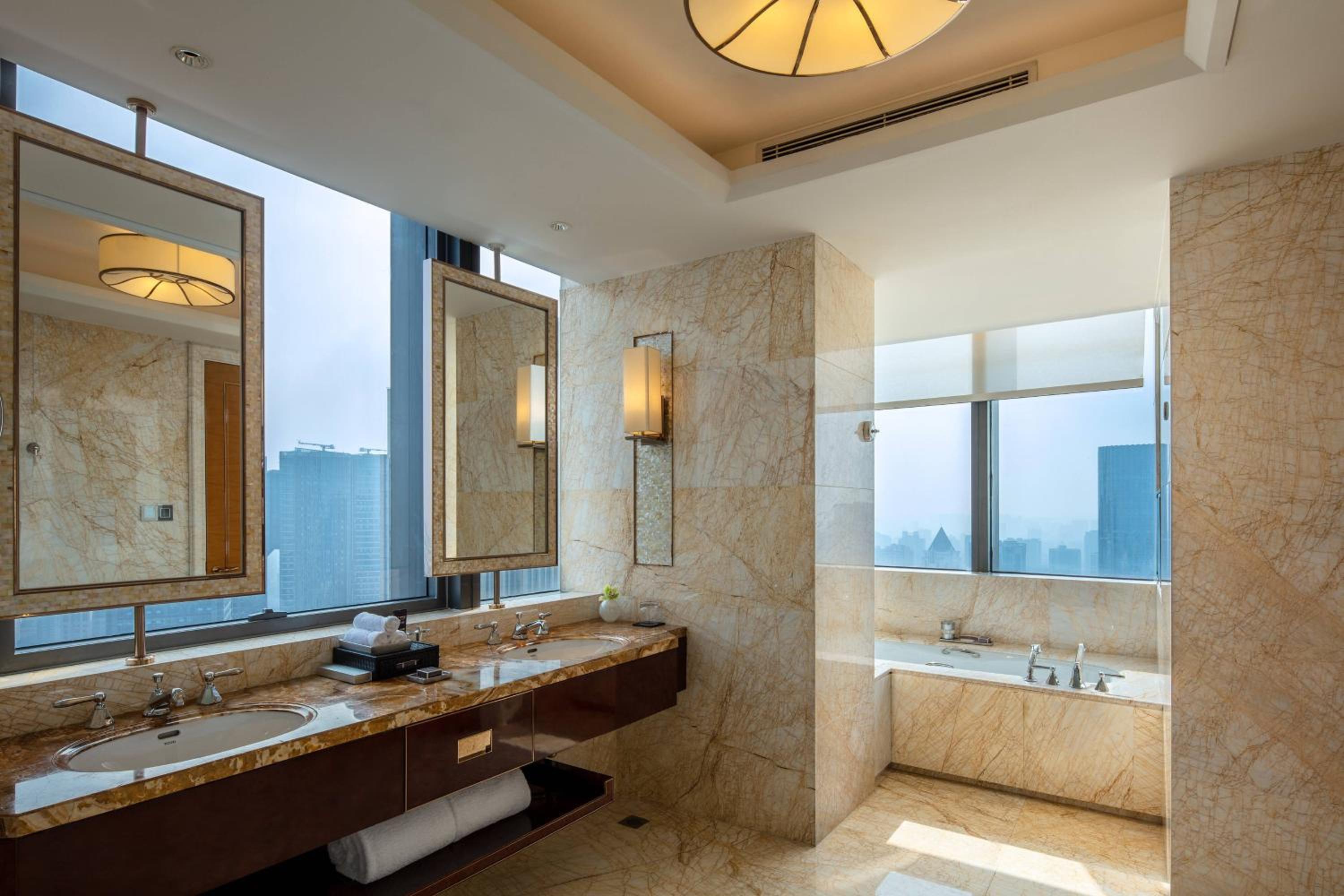 Club Ritz-Carlton Suite thumbnail 5