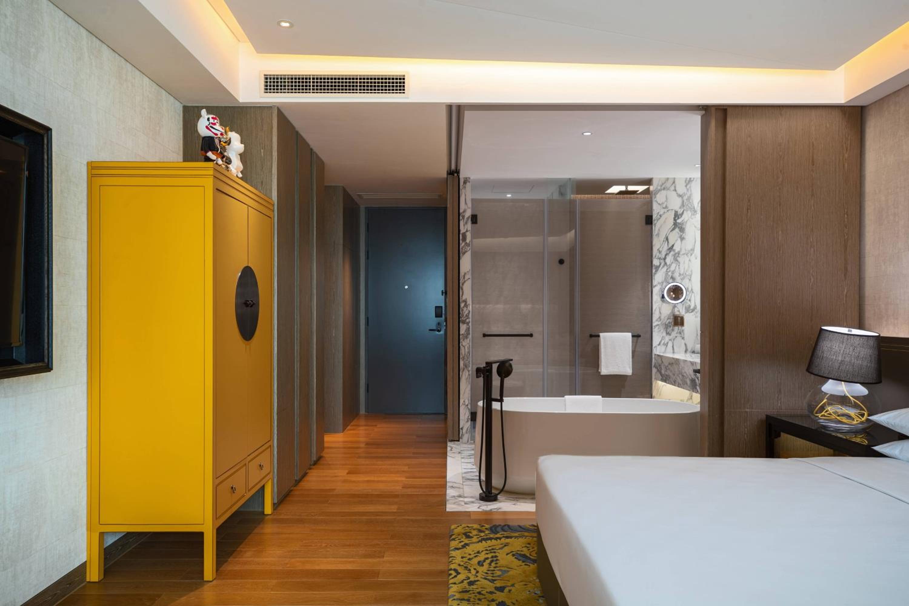 Deluxe Guest Room with King Bed photo 2