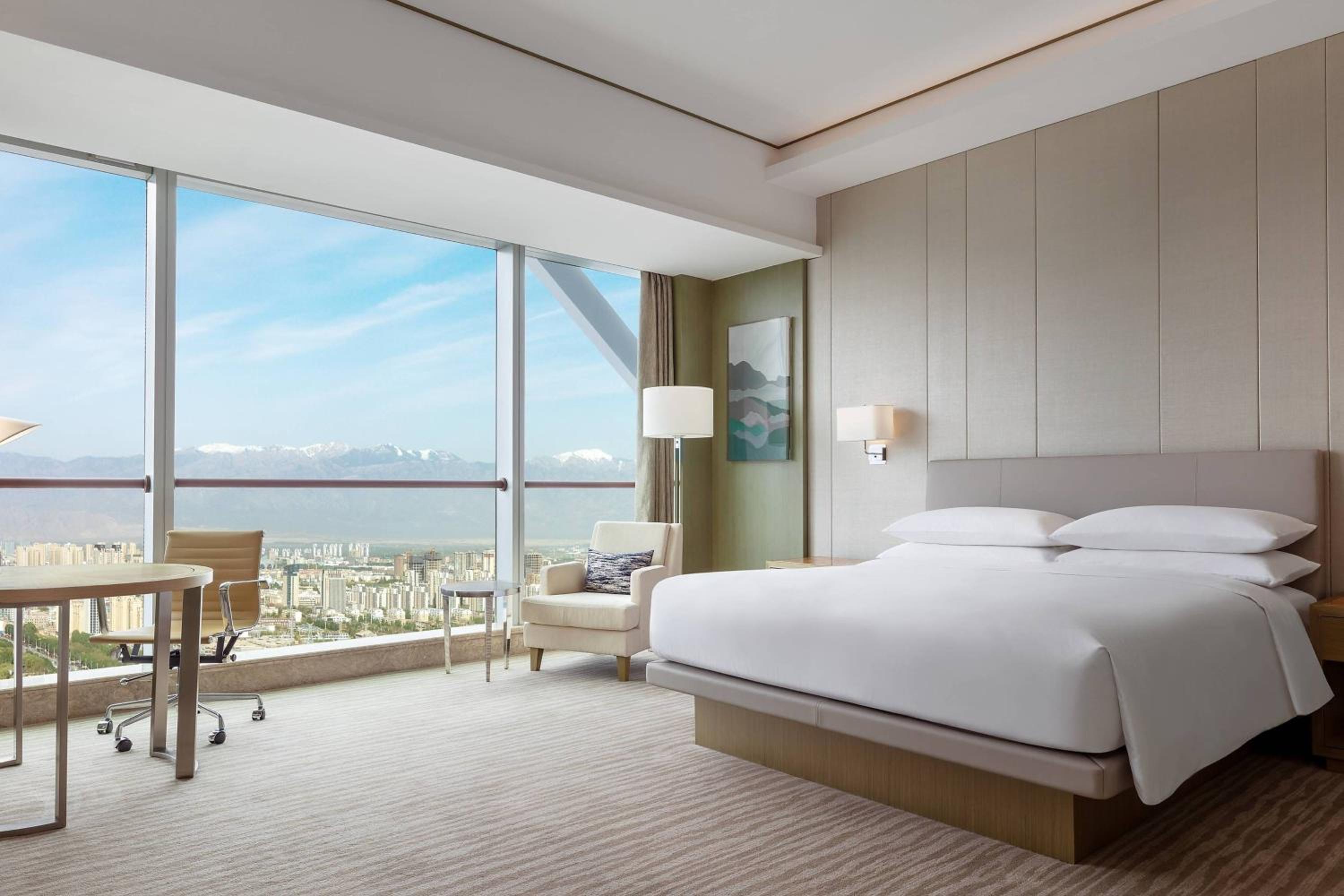 Club Cloud Elite lounge access  Junior Suite  King Bed photo 1