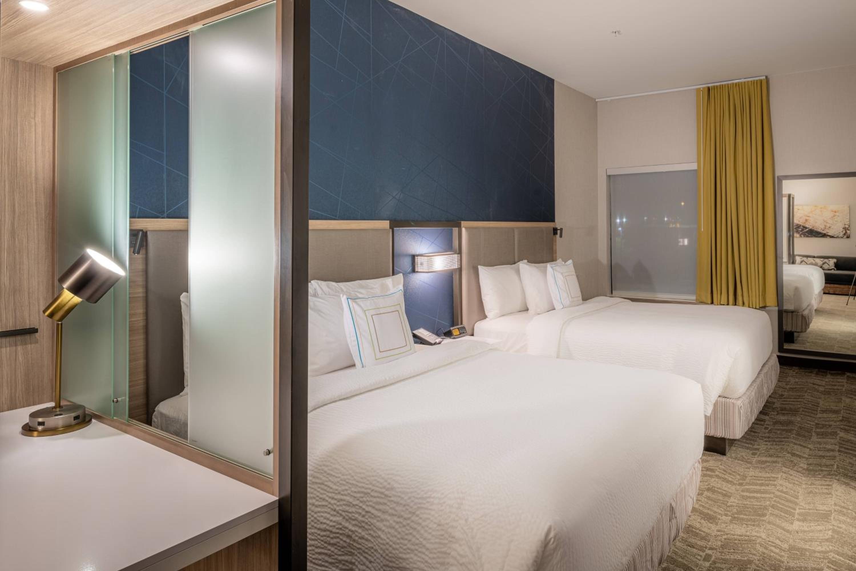 Queen Suite with Two Queen Beds, Bathtub and Trundle Sofa - Mobility Access