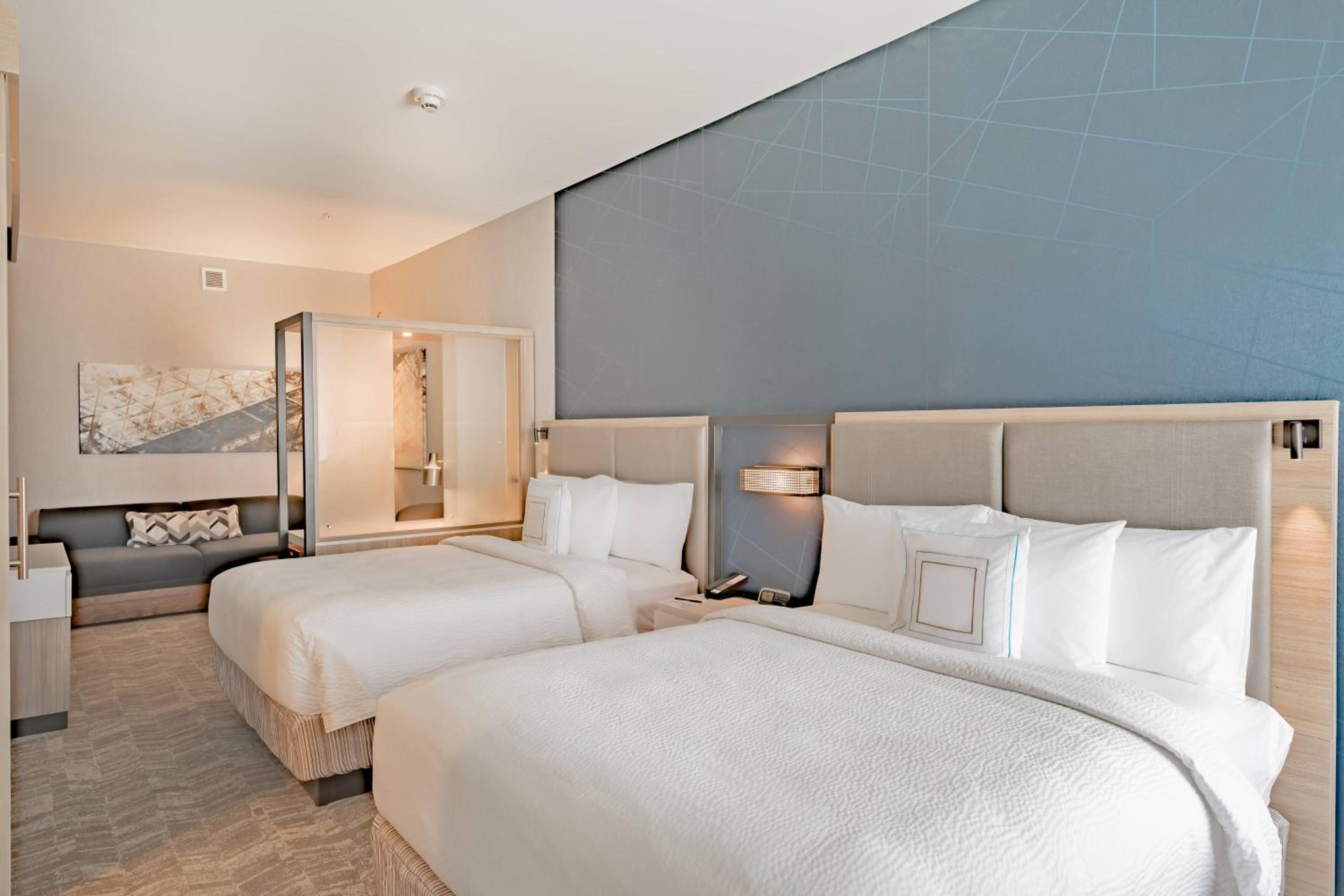 Queen Suite with Two Queen Beds, Bathtub, Transfer Shower and Trundle Sofa - Mobility Access photo 3