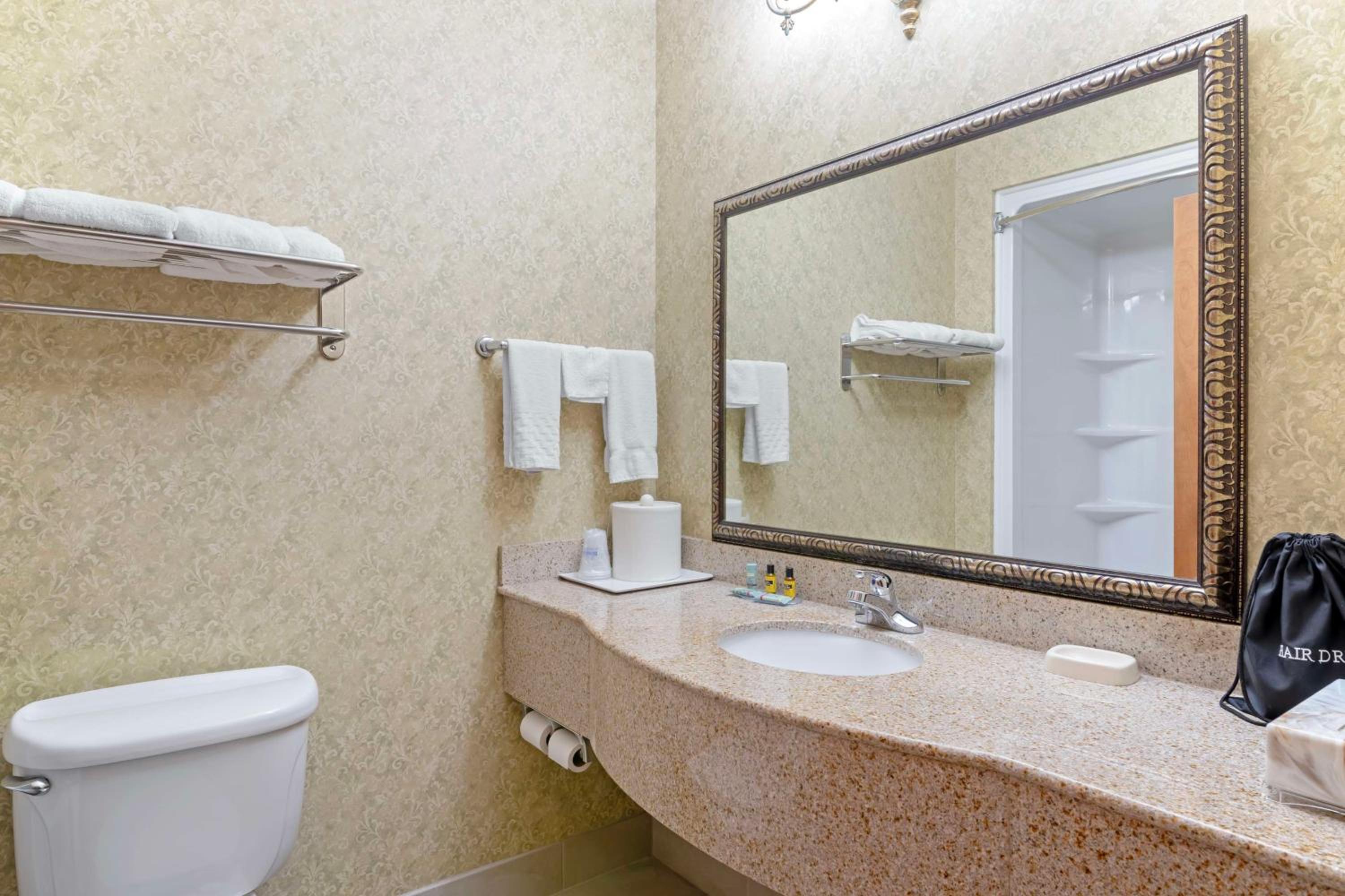 Queen Suite with Two Queen Beds - Non-Smoking - Photo 5
