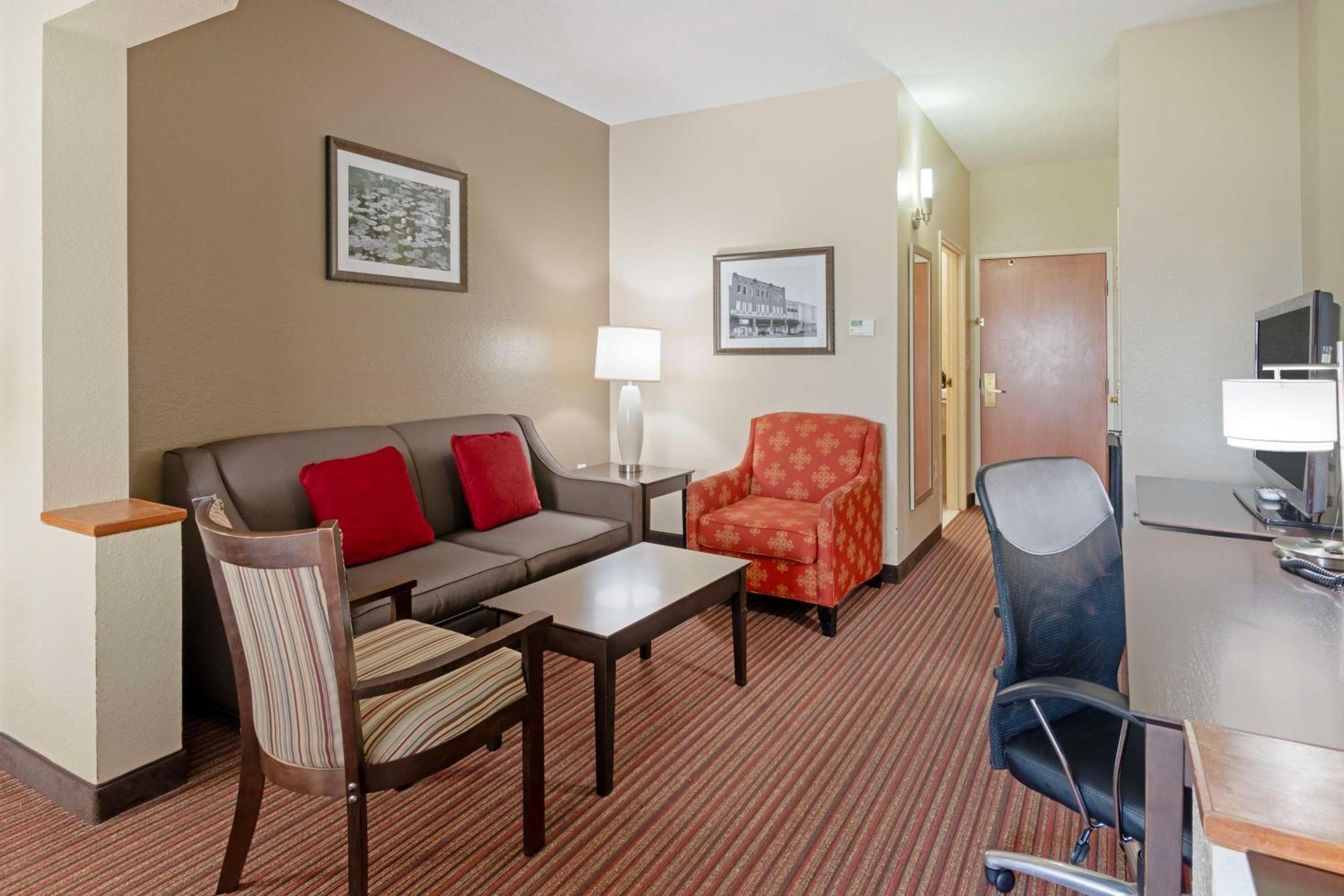 King Suite with Spa Bath - Photo 1
