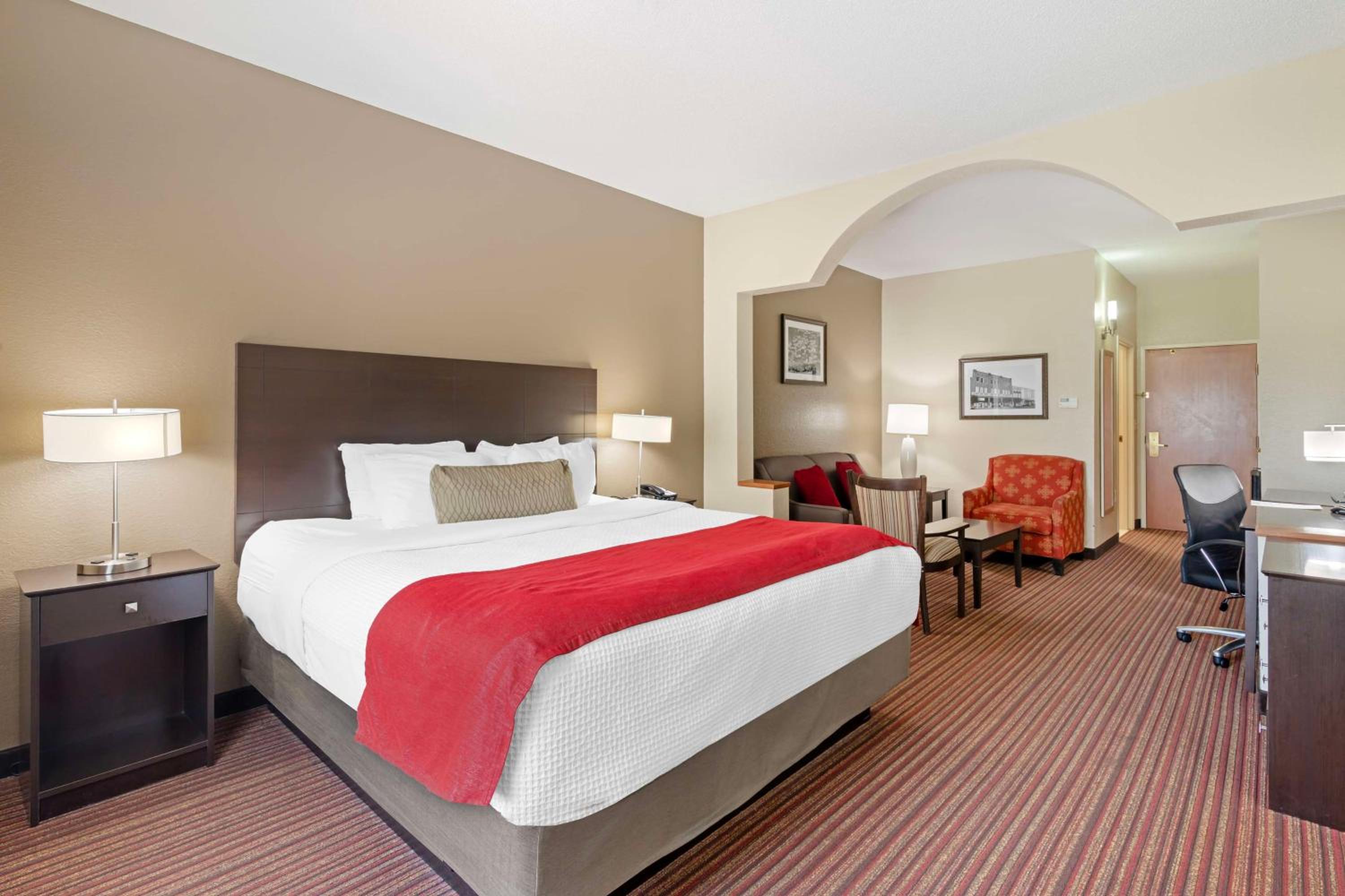 King Suite with Spa Bath - Photo 4
