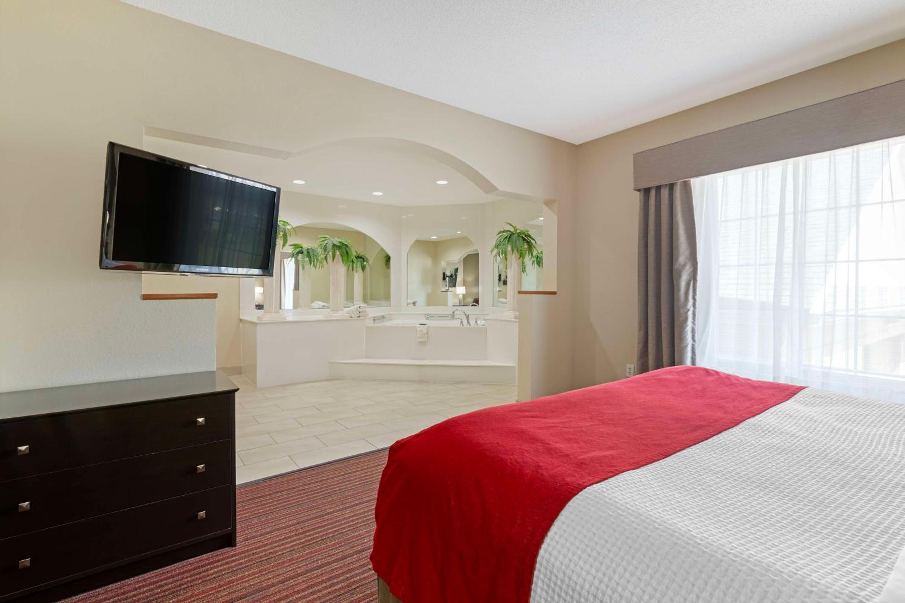 King Suite with Spa Bath - Photo 3