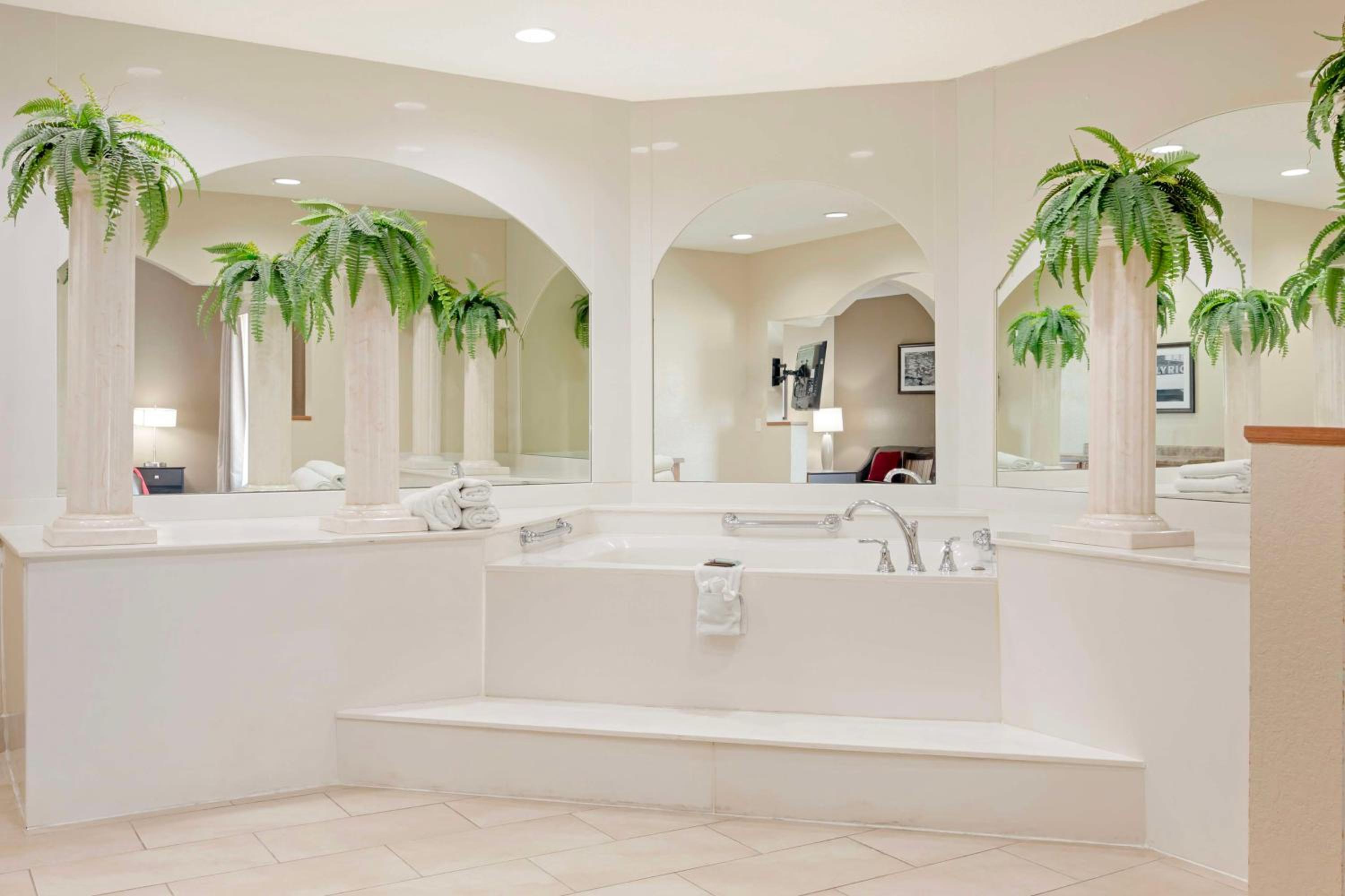 King Suite with Spa Bath - Photo 5