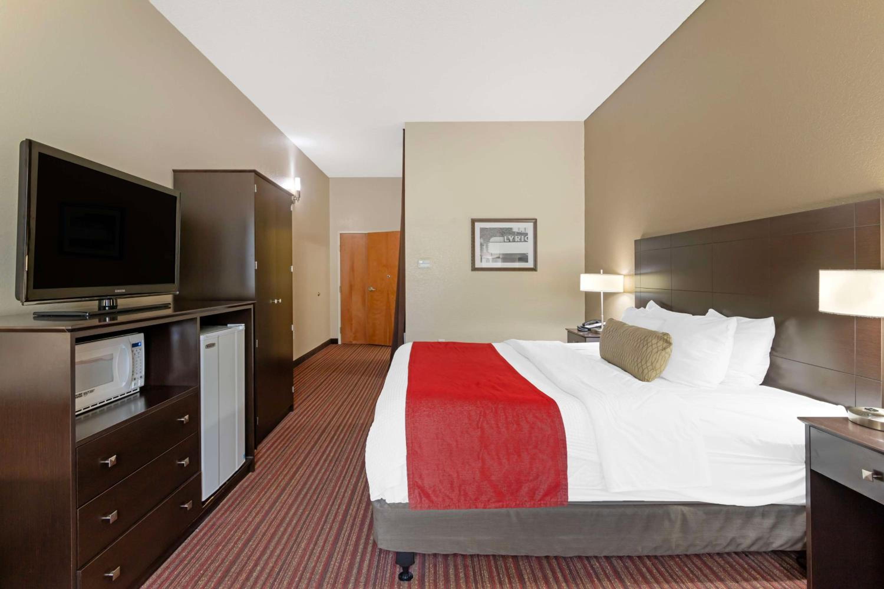 King Room with Roll-In Shower - Mobility Access - Photo 4