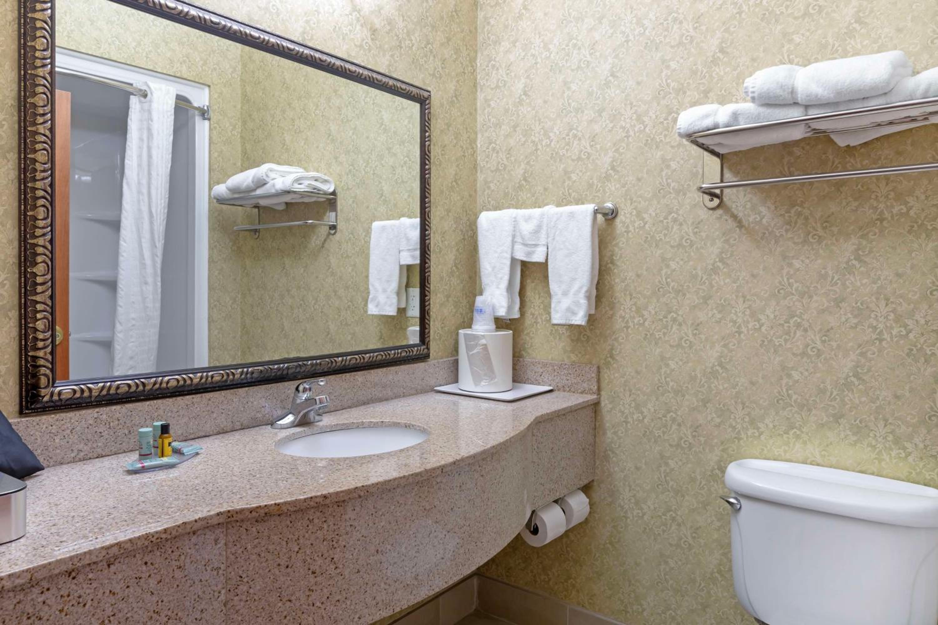 Queen Room with Two Queen Beds - Non-Smoking - Photo 6
