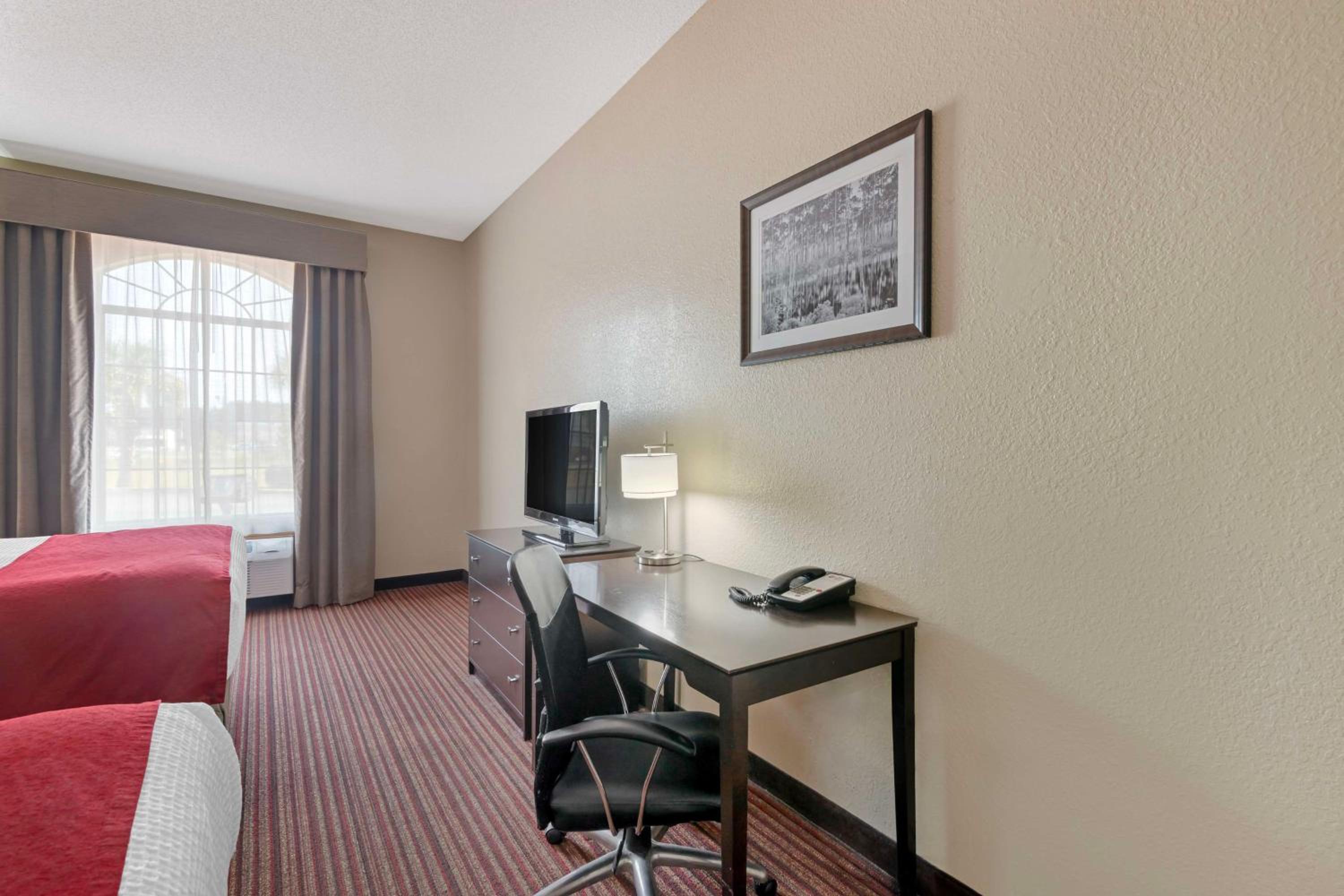 Queen Room with Two Queen Beds - Non-Smoking - Photo 1