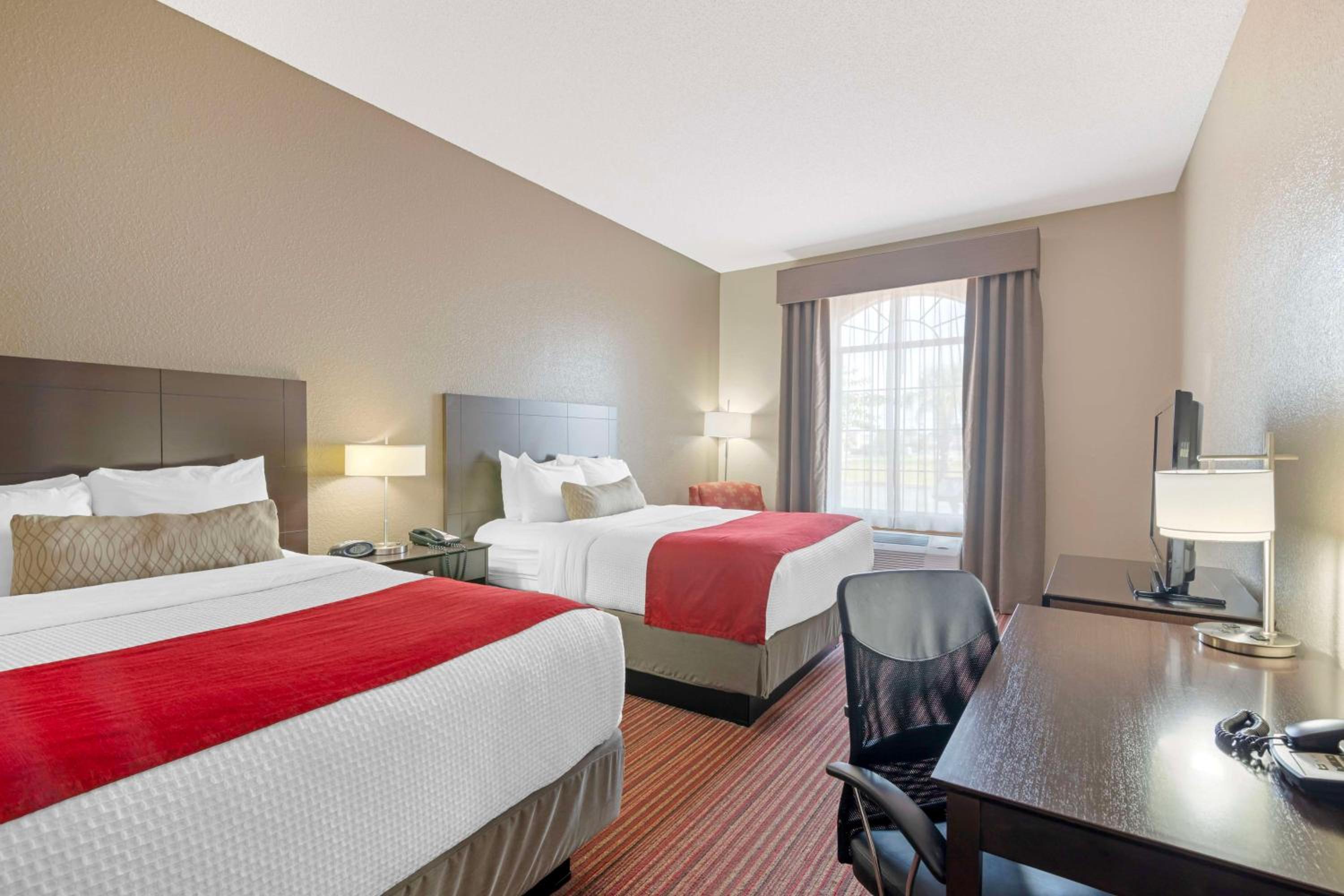 Queen Room with Two Queen Beds - Non-Smoking - Photo 3
