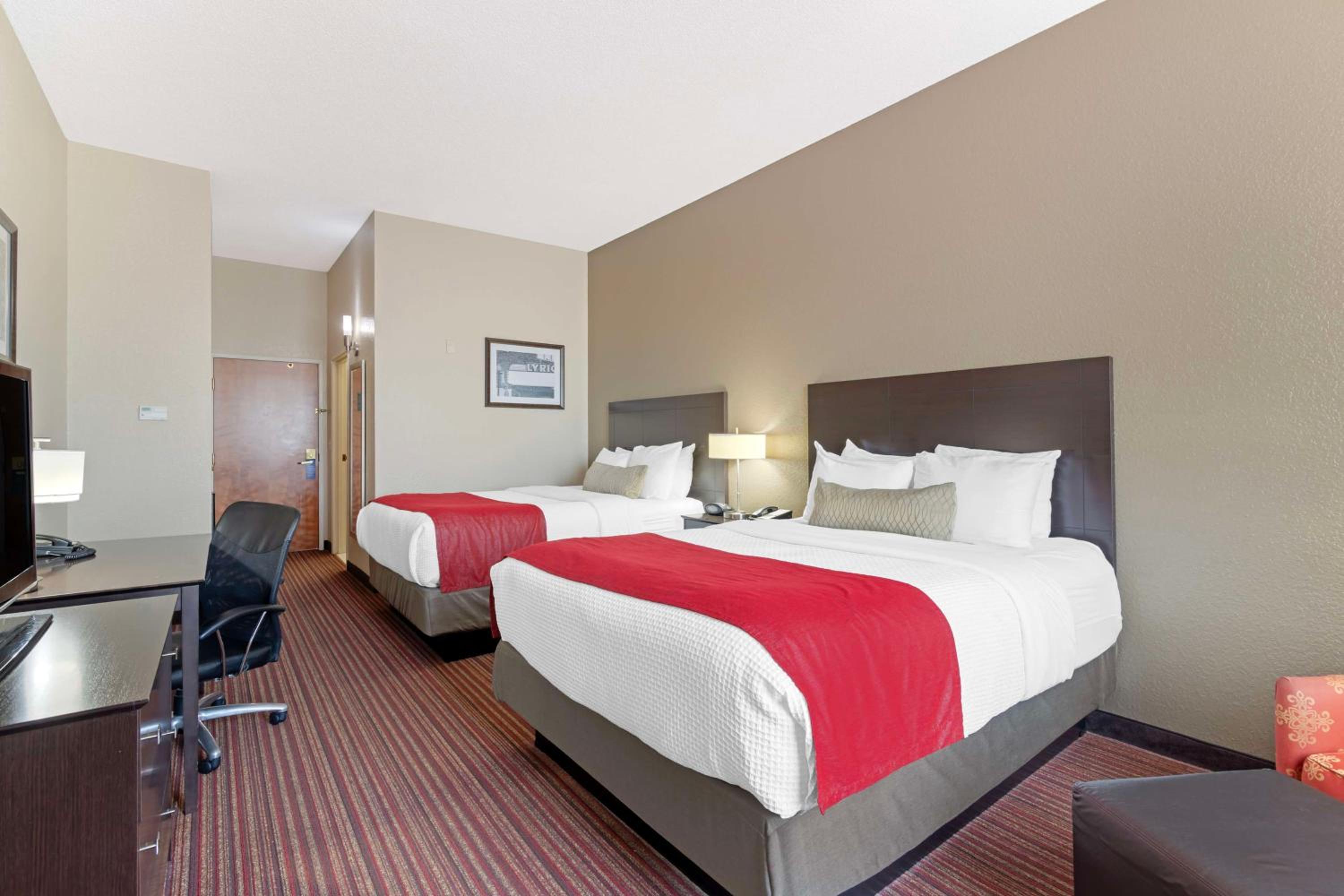 Queen Room with Two Queen Beds - Non-Smoking - Photo 5