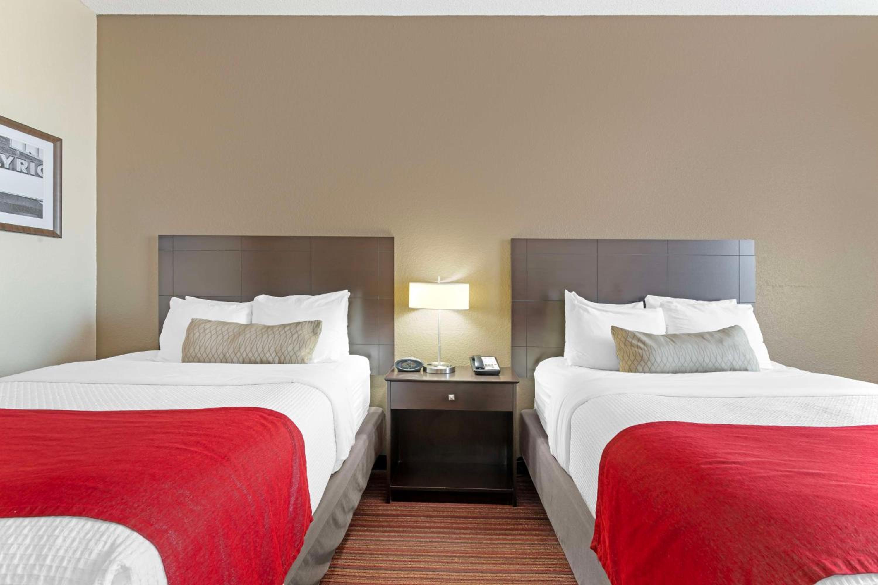 Queen Room with Two Queen Beds - Non-Smoking - Photo 4