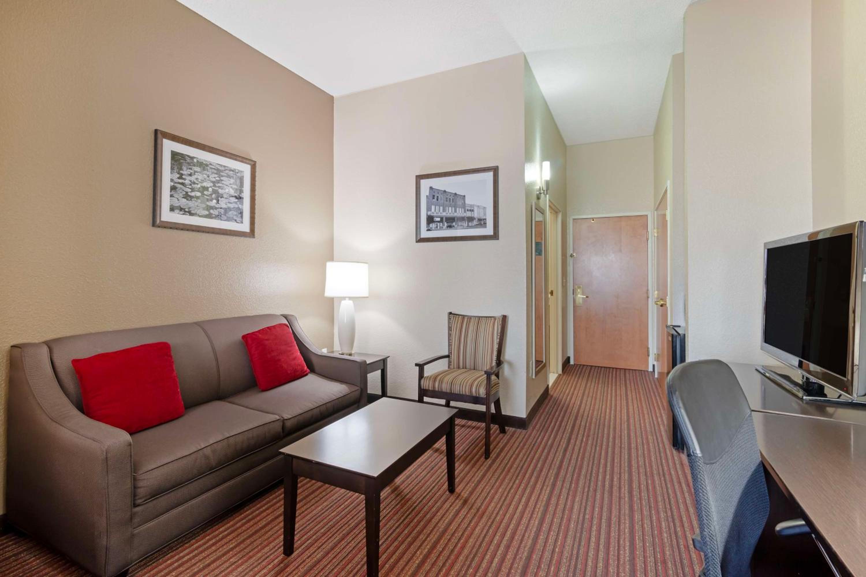 Queen Suite with Two Queen Beds - Non-Smoking - Photo 6