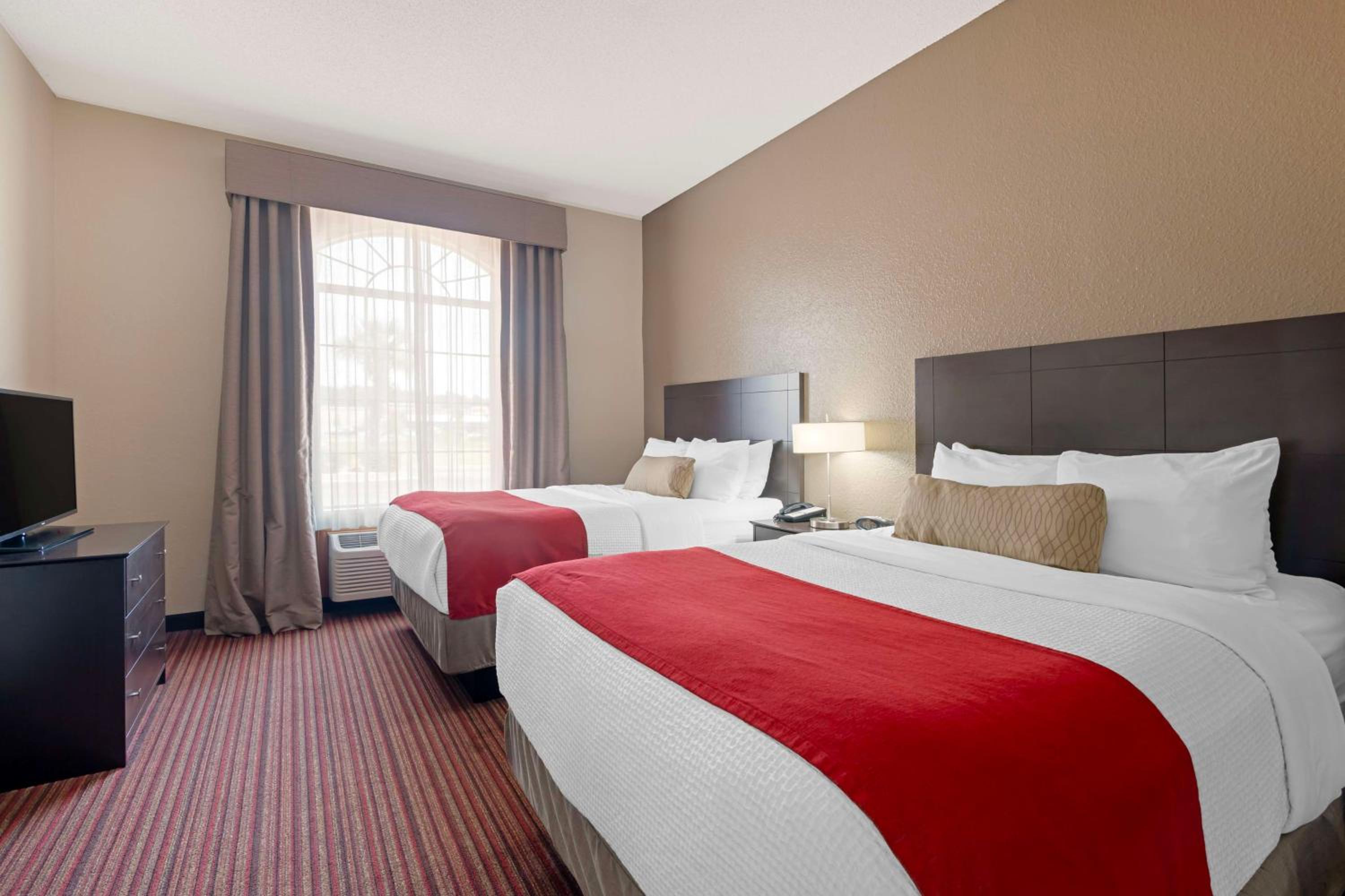 Queen Suite with Two Queen Beds - Non-Smoking - Photo 2
