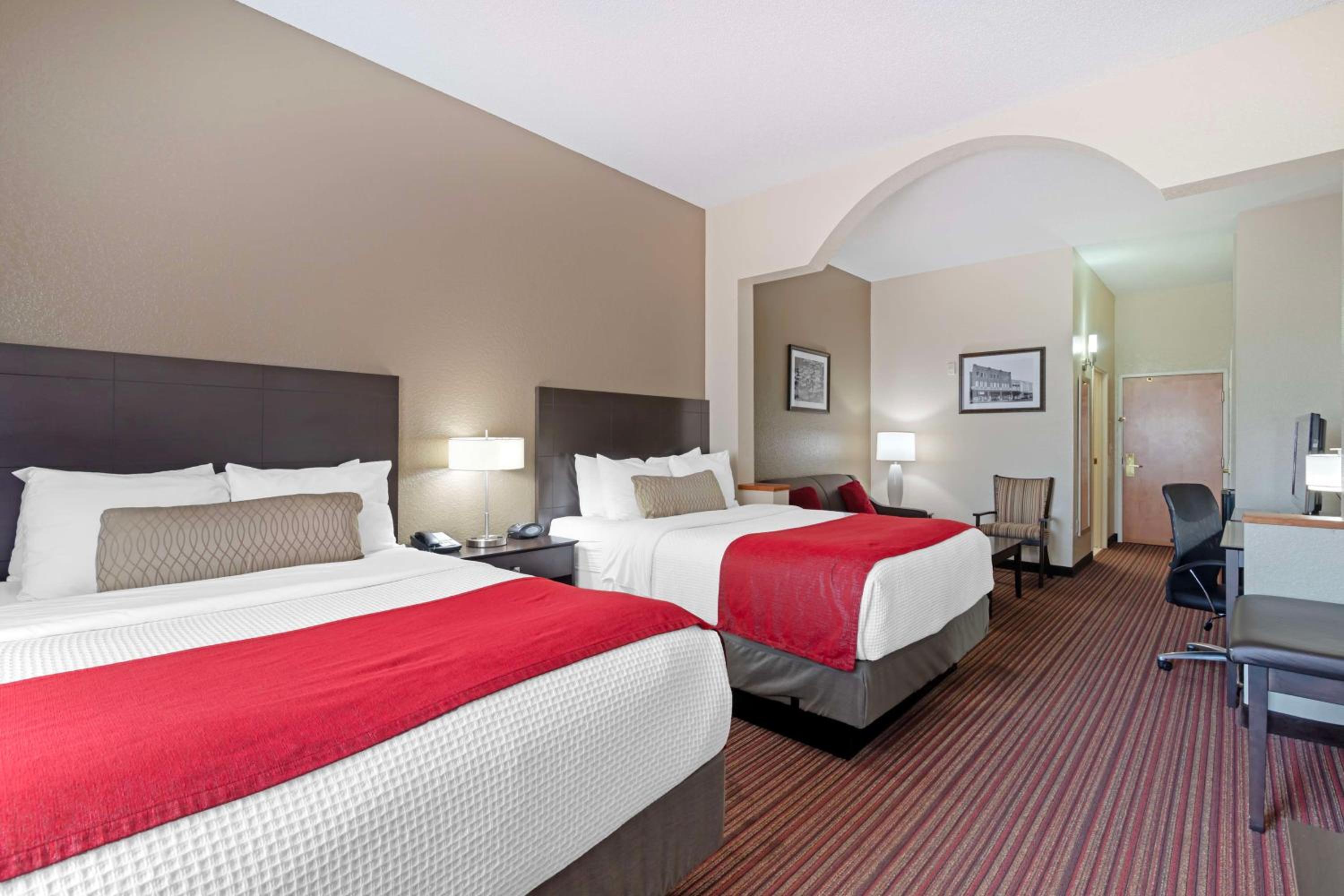 Queen Suite with Two Queen Beds - Non-Smoking - Photo 3