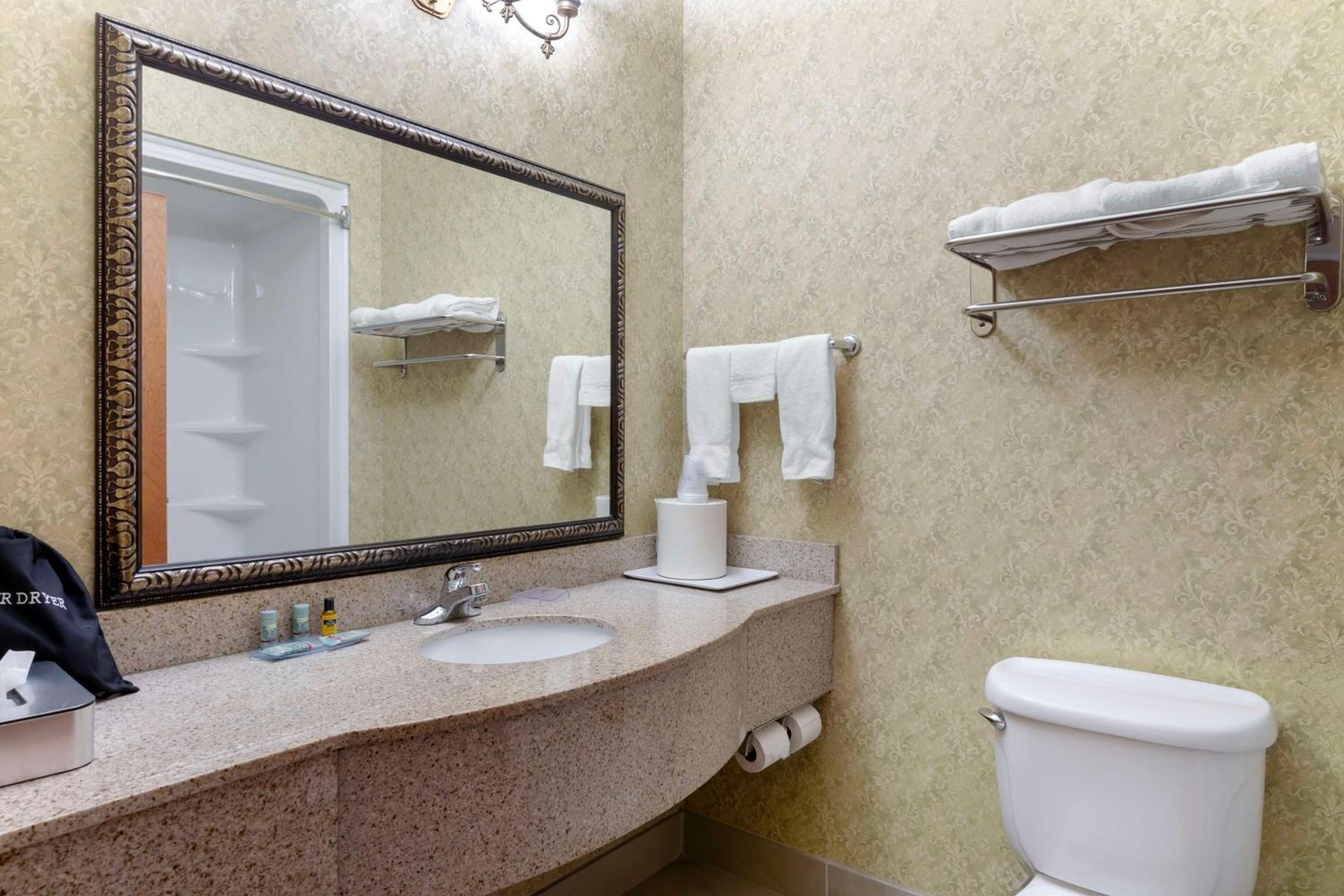 Queen Suite with Two Queen Beds - Non-Smoking - Photo 4