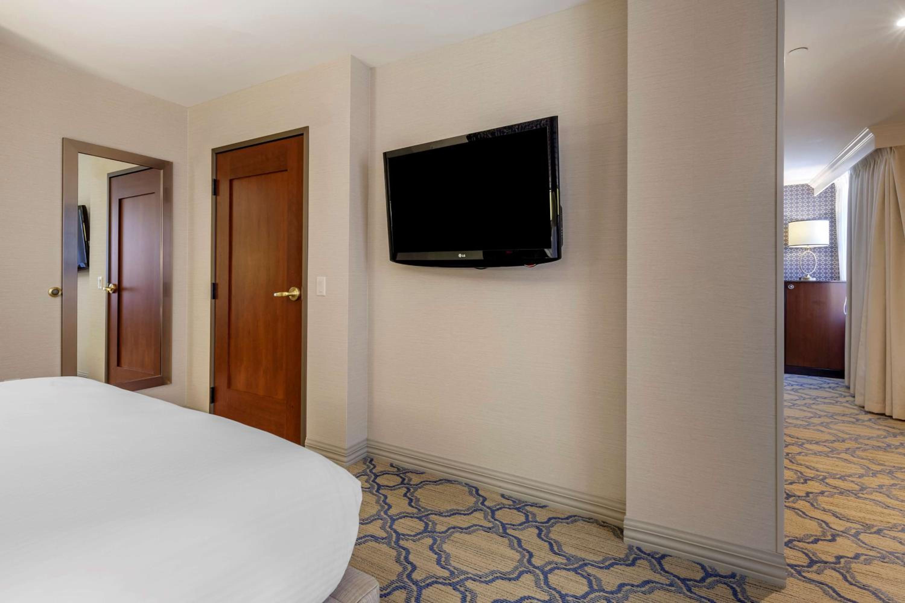 Queen Room with Roll-In Shower - Mobility Accessible/Non-Smoking - Photo 2