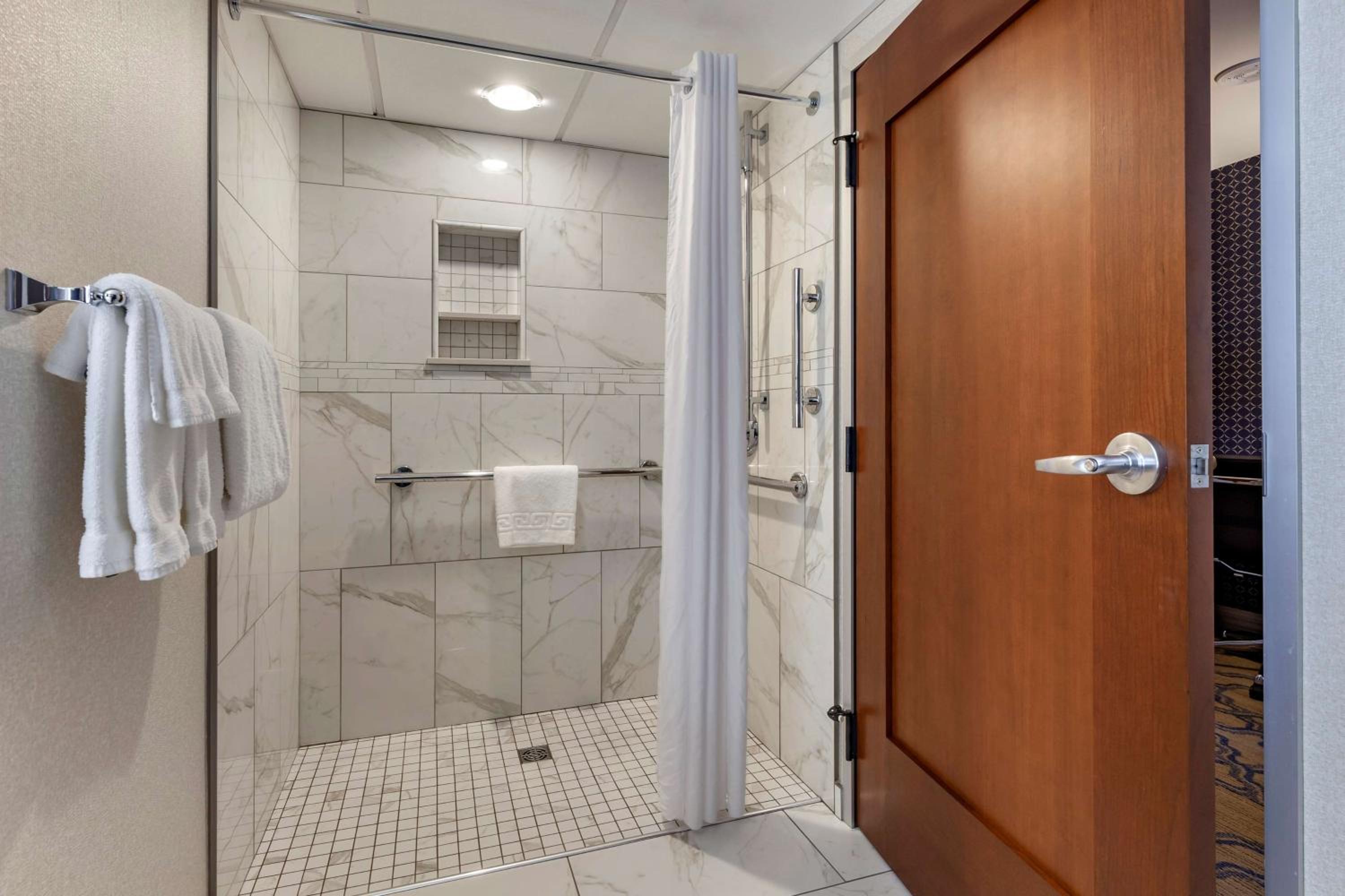 Queen Room with Roll-In Shower - Mobility Accessible/Non-Smoking - Photo 3