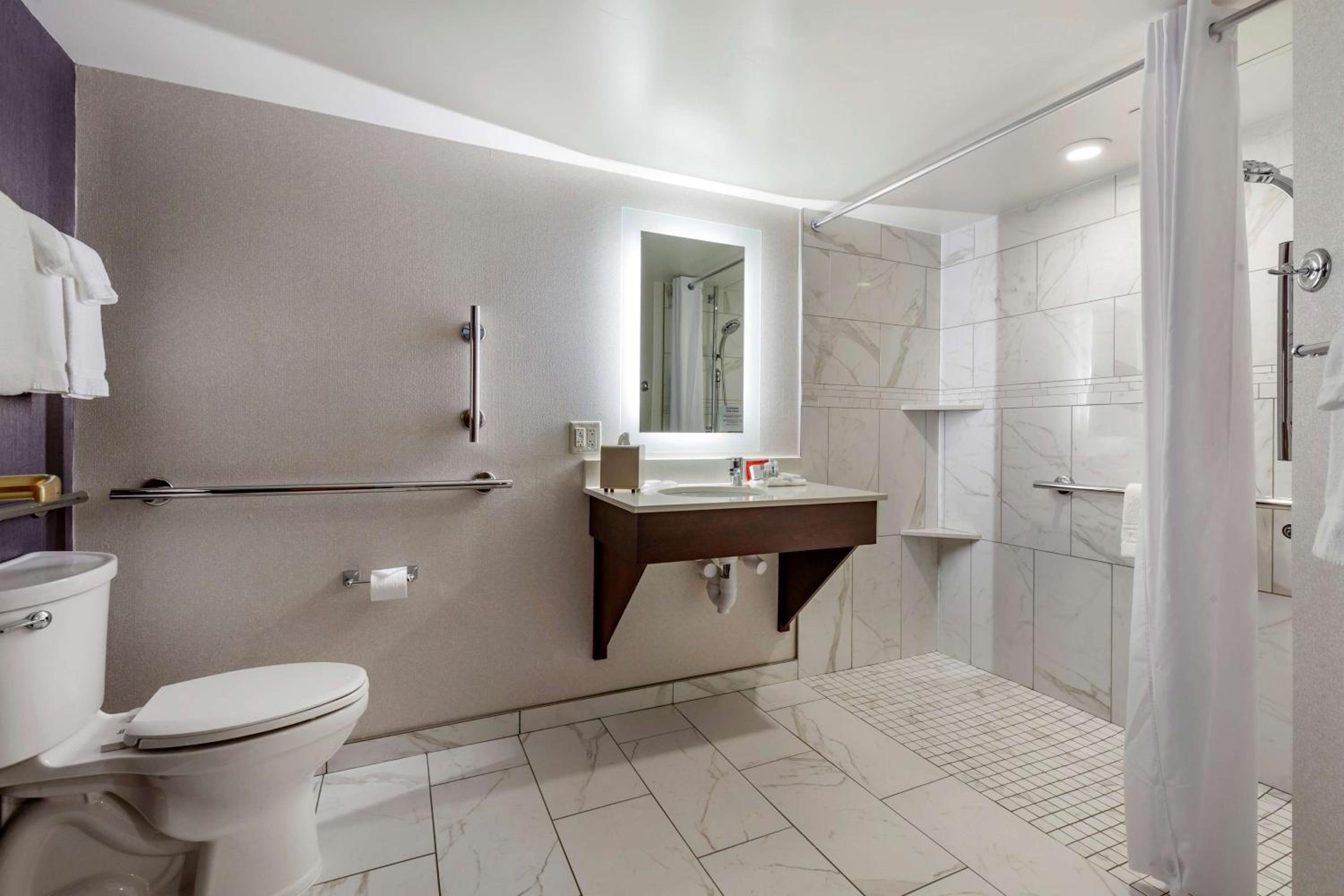 Queen Room with Roll-In Shower and View - Mobility Accessible/Non-Smoking - Photo 2