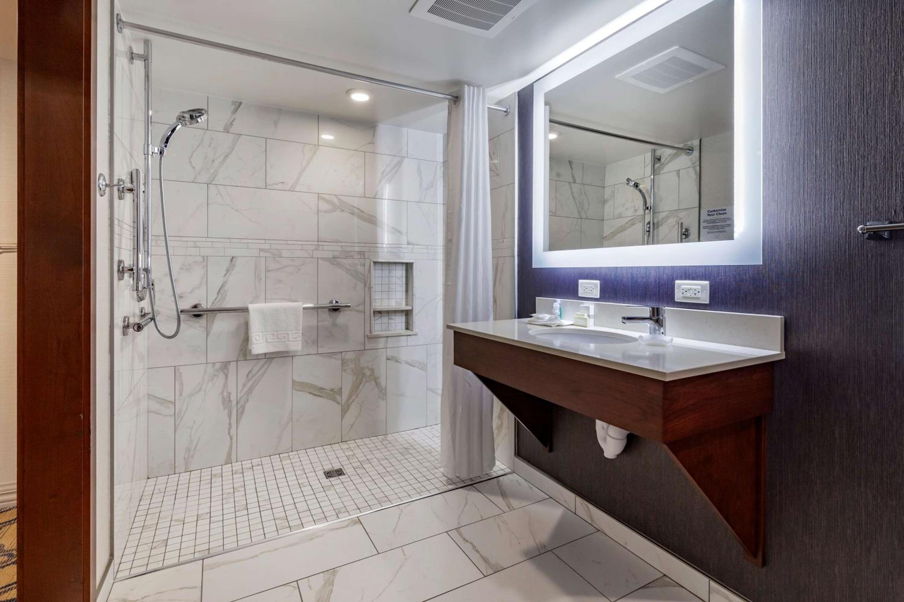 King Room with Roll-In Shower and View - Mobility Accessible/Non-Smoking - Photo 2