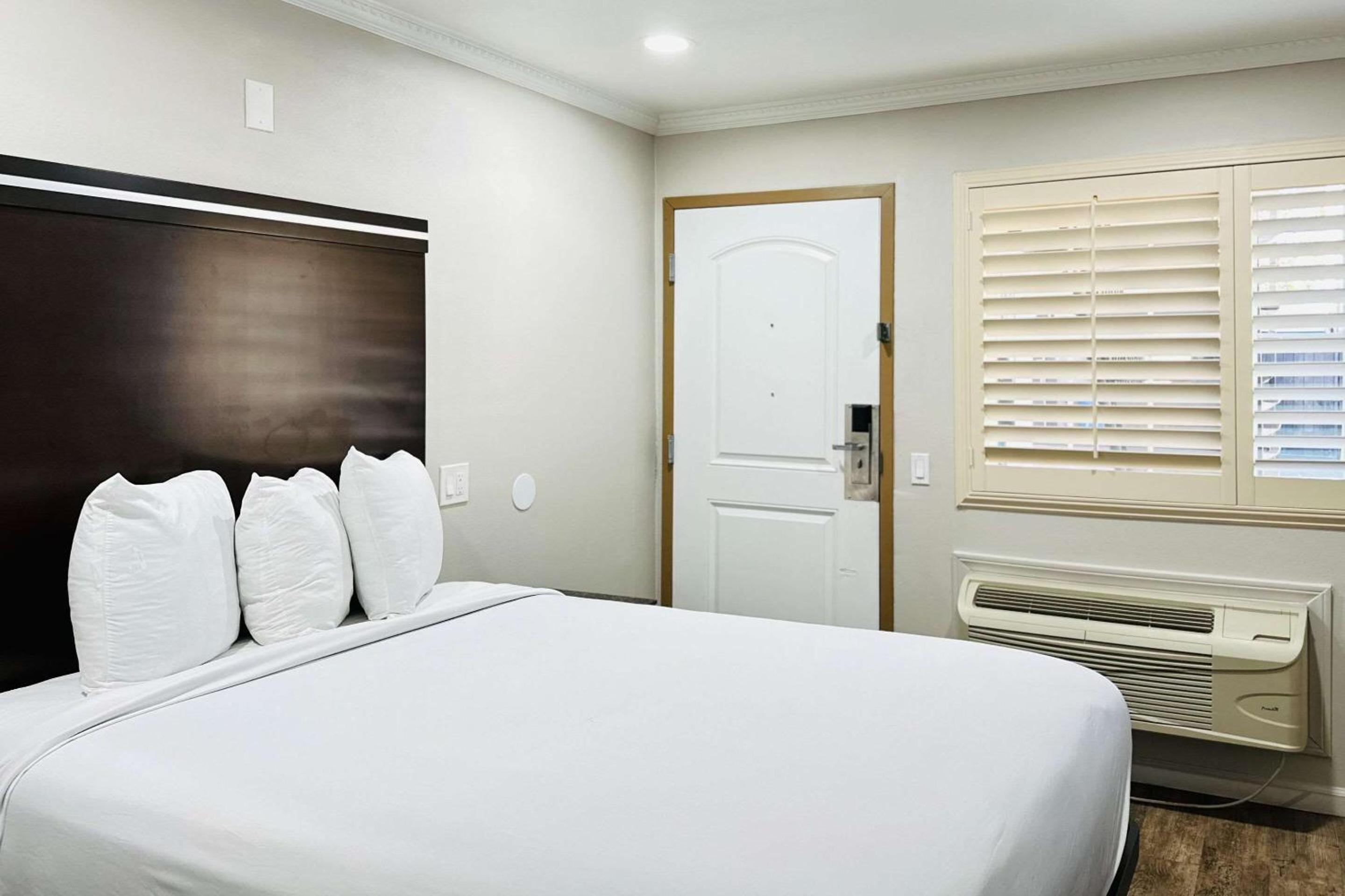 Queen Room - Non-Smoking - Photo 1