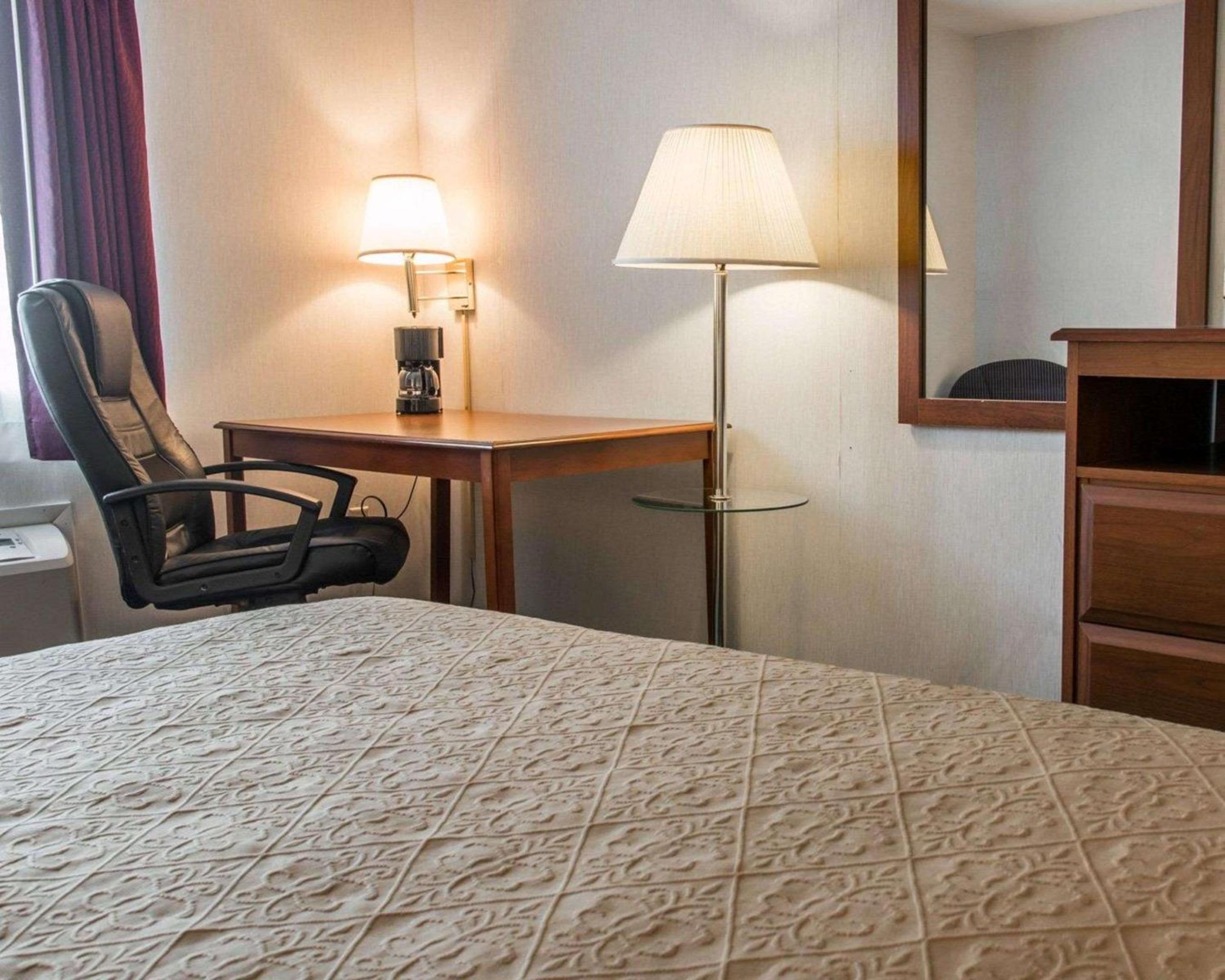 Queen Room - Non-Smoking - Photo 3